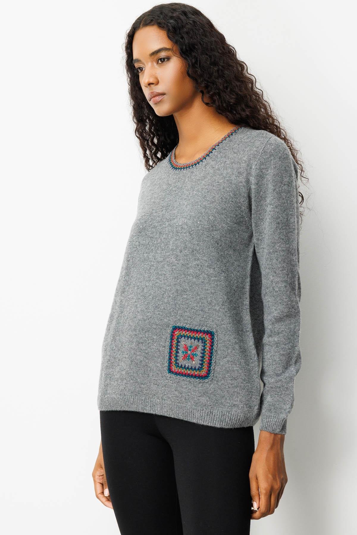 25201Kadın Sıfır Yaka Cebi ve Yakası Tığlamalı Yün Kazak Füme