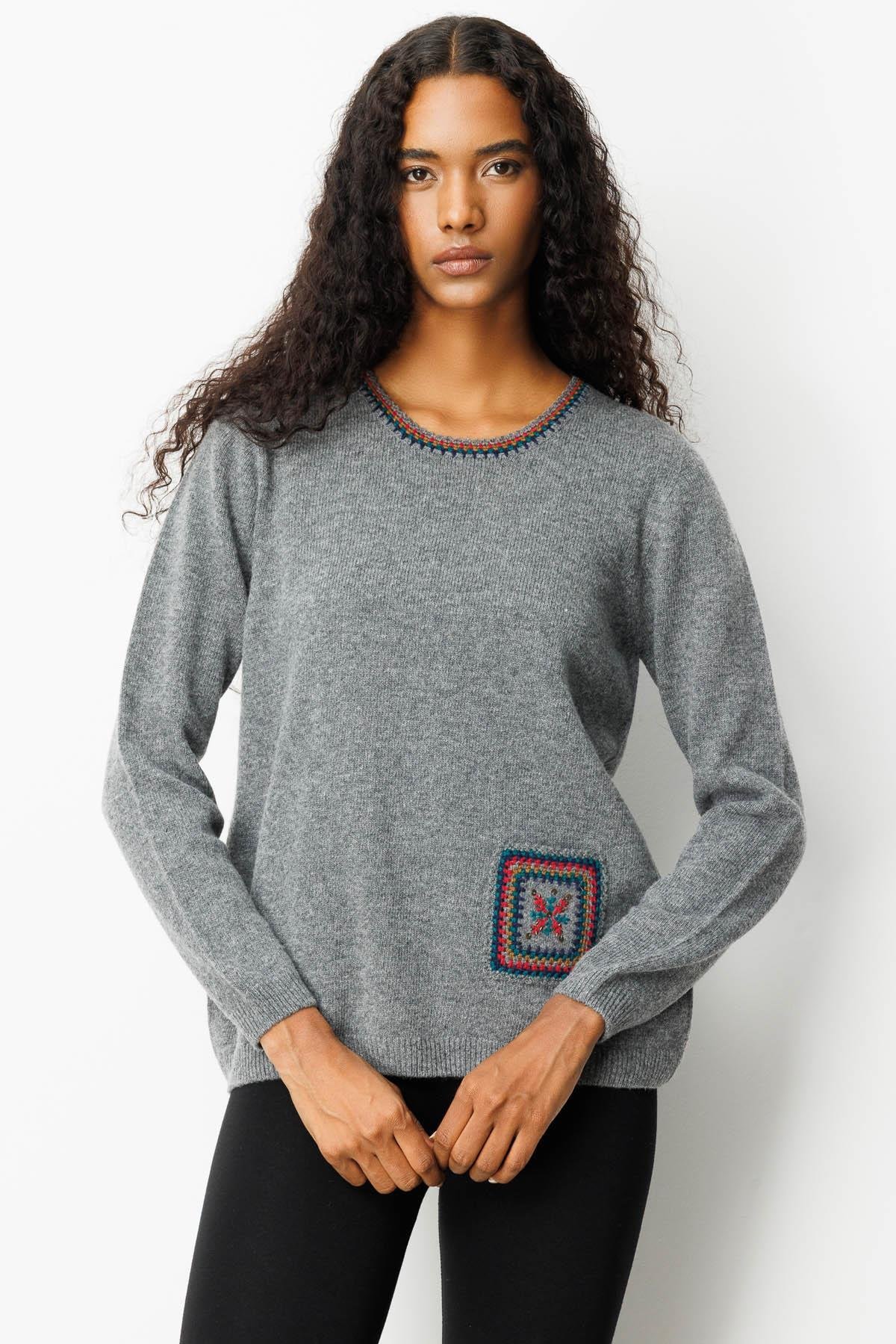 25201Kadın Sıfır Yaka Cebi ve Yakası Tığlamalı Yün Kazak Füme