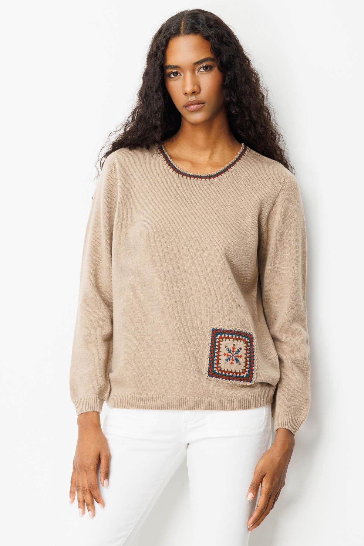 25201Kadın Sıfır Yaka Cebi ve Yakası Tığlamalı Yün Kazak Bej