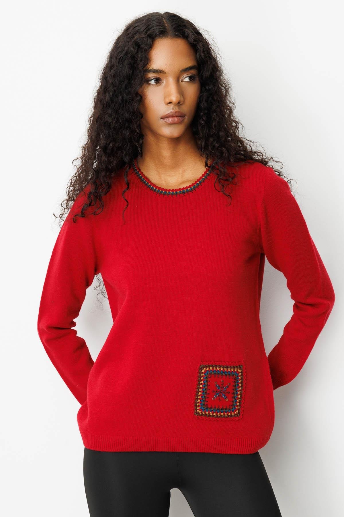 25201Kadın Sıfır Yaka Cebi ve Yakası Tığlamalı Yün Kazak K.Kırmızı