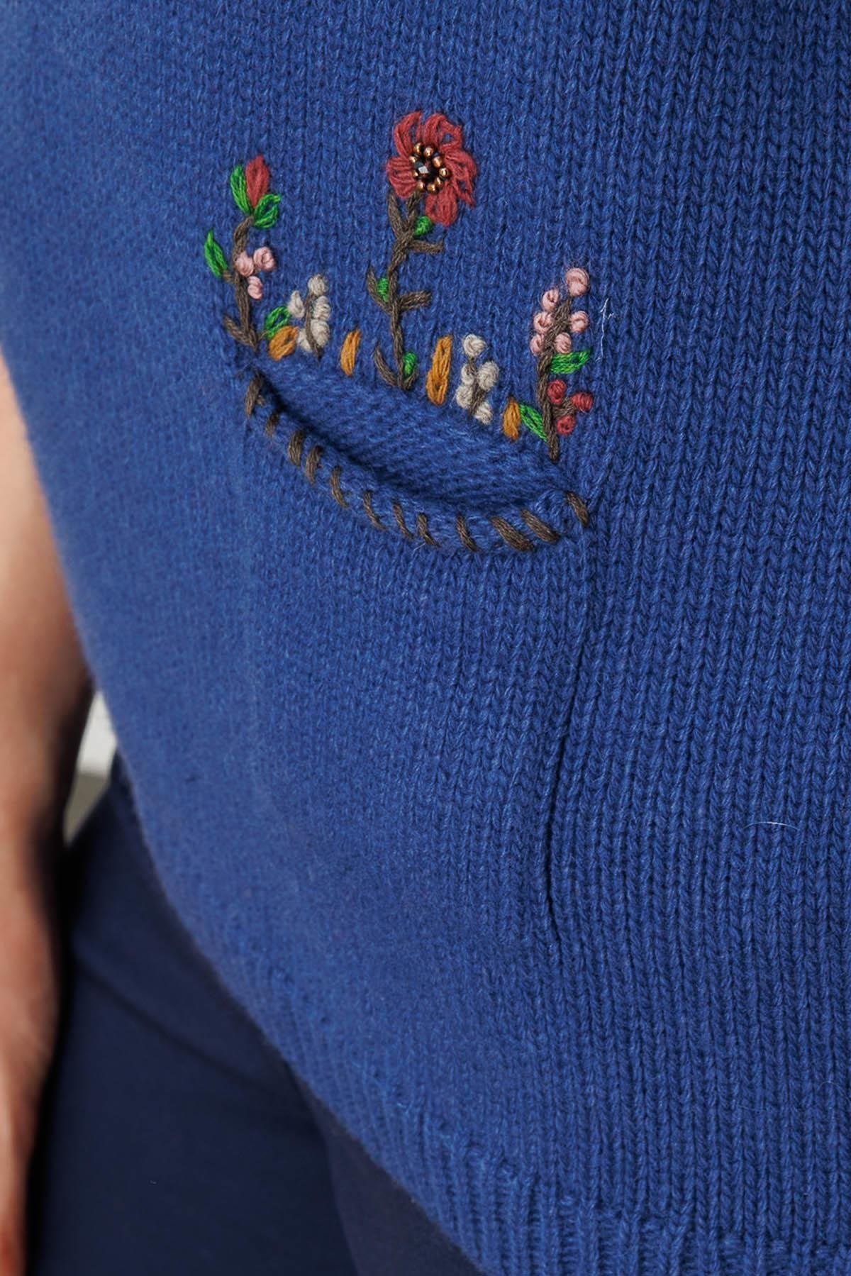25180Kadın Sıfır Yaka Cep Üstü Çiçek Nakışlı Yün Süveter Mavi