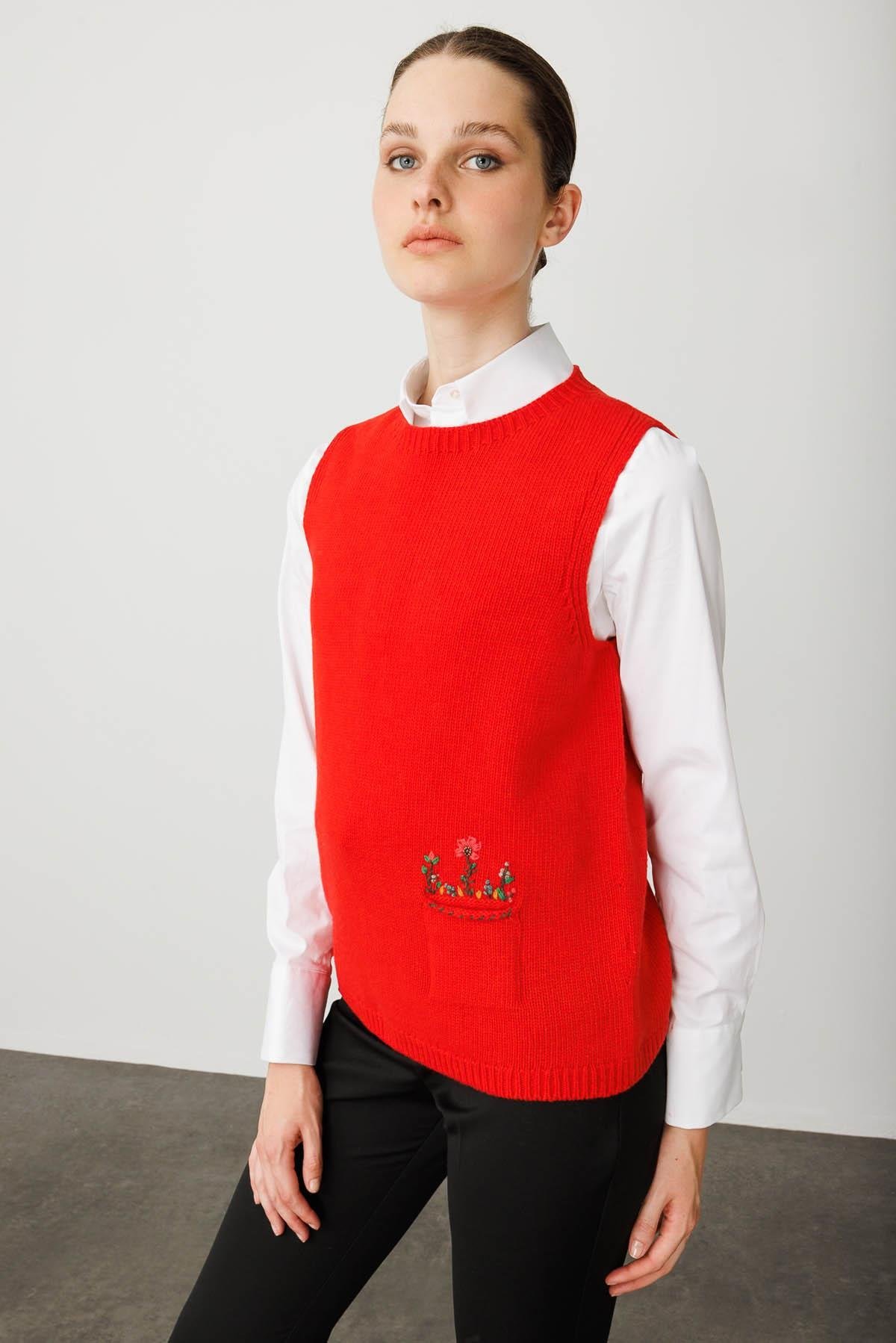 25180Kadın Sıfır Yaka Cep Üstü Çiçek Nakışlı Yün Süveter Mercan