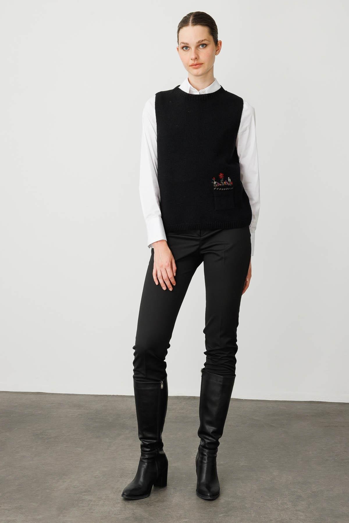 25180Kadın Sıfır Yaka Cep Üstü Çiçek Nakışlı Yün Süveter Siyah