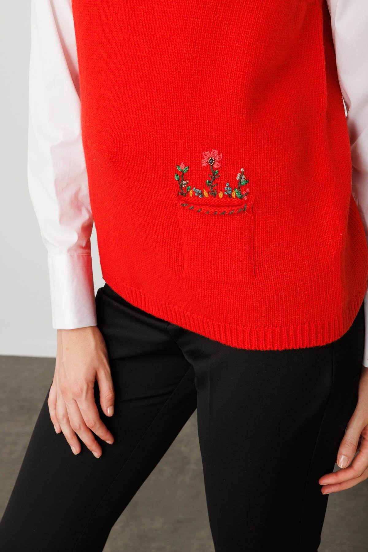 25180Kadın Sıfır Yaka Cep Üstü Çiçek Nakışlı Yün Süveter Mercan