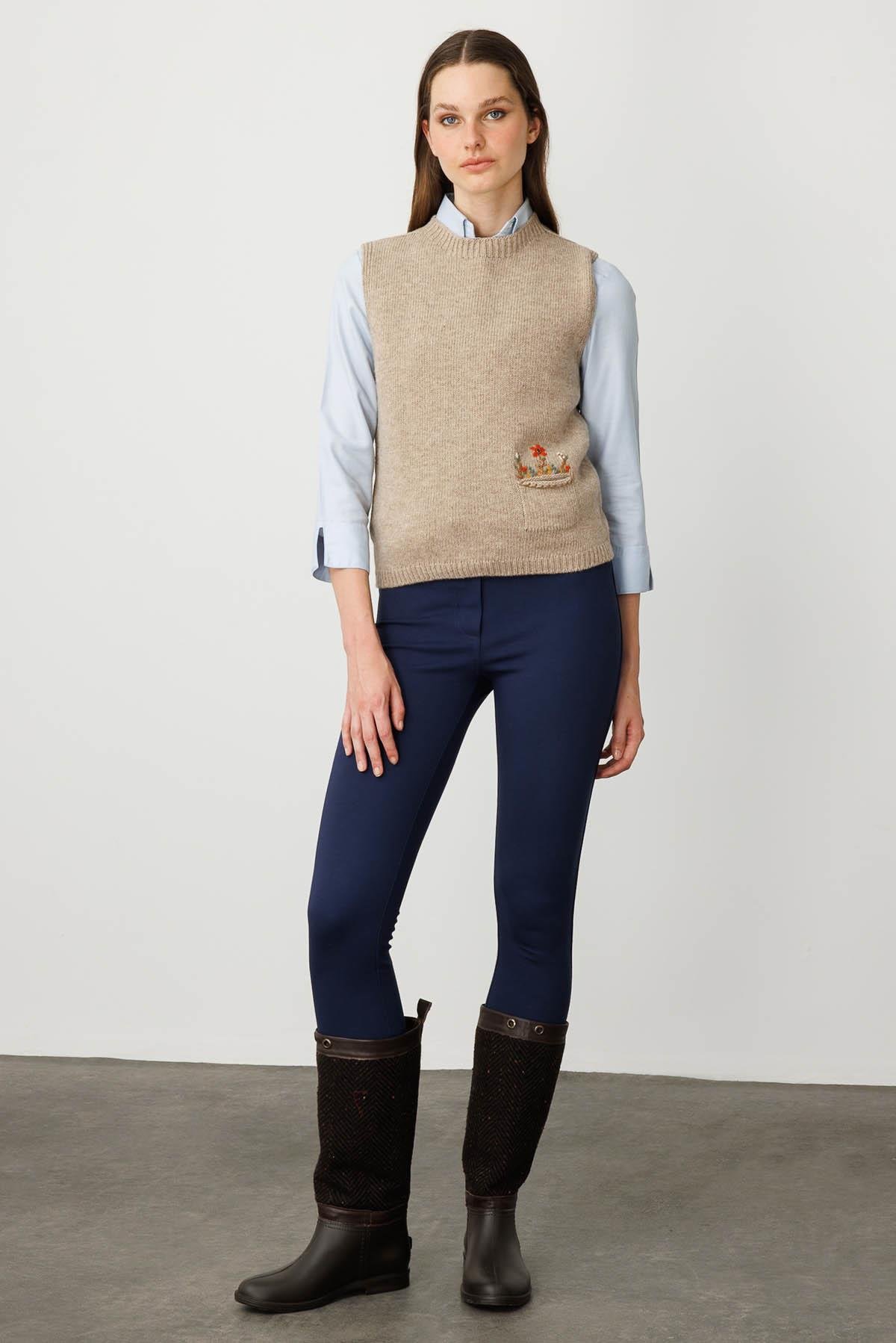 25180Kadın Sıfır Yaka Cep Üstü Çiçek Nakışlı Yün Süveter Vizon