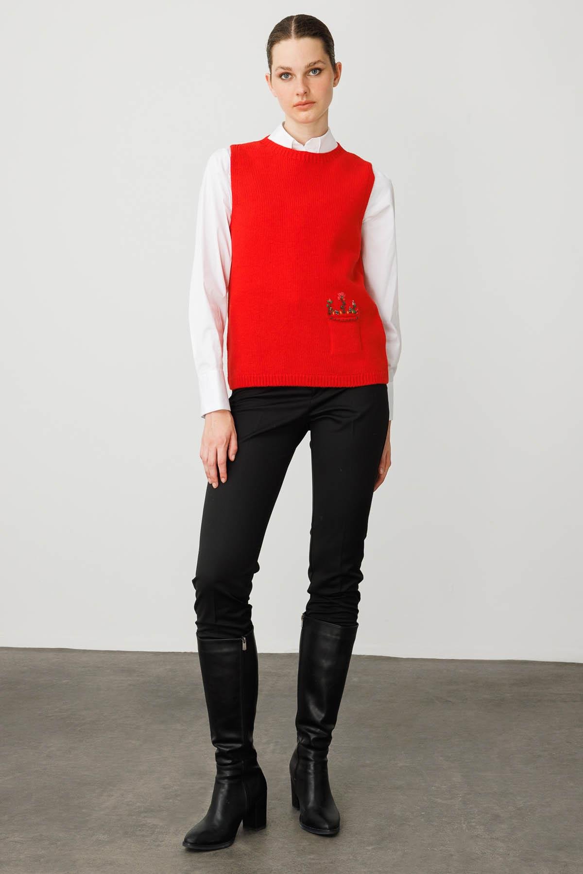 25180Kadın Sıfır Yaka Cep Üstü Çiçek Nakışlı Yün Süveter Mercan