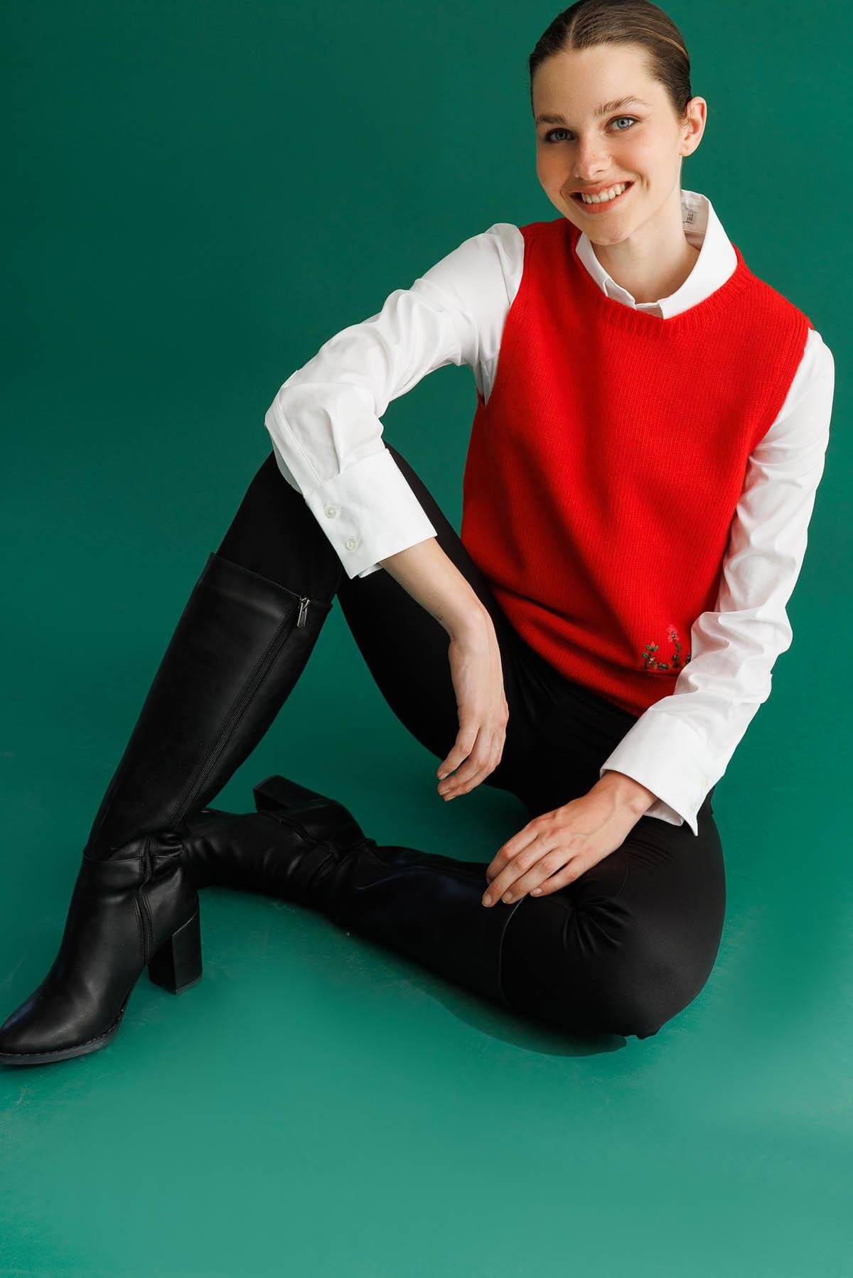 25180Kadın Sıfır Yaka Cep Üstü Çiçek Nakışlı Yün Süveter Mercan