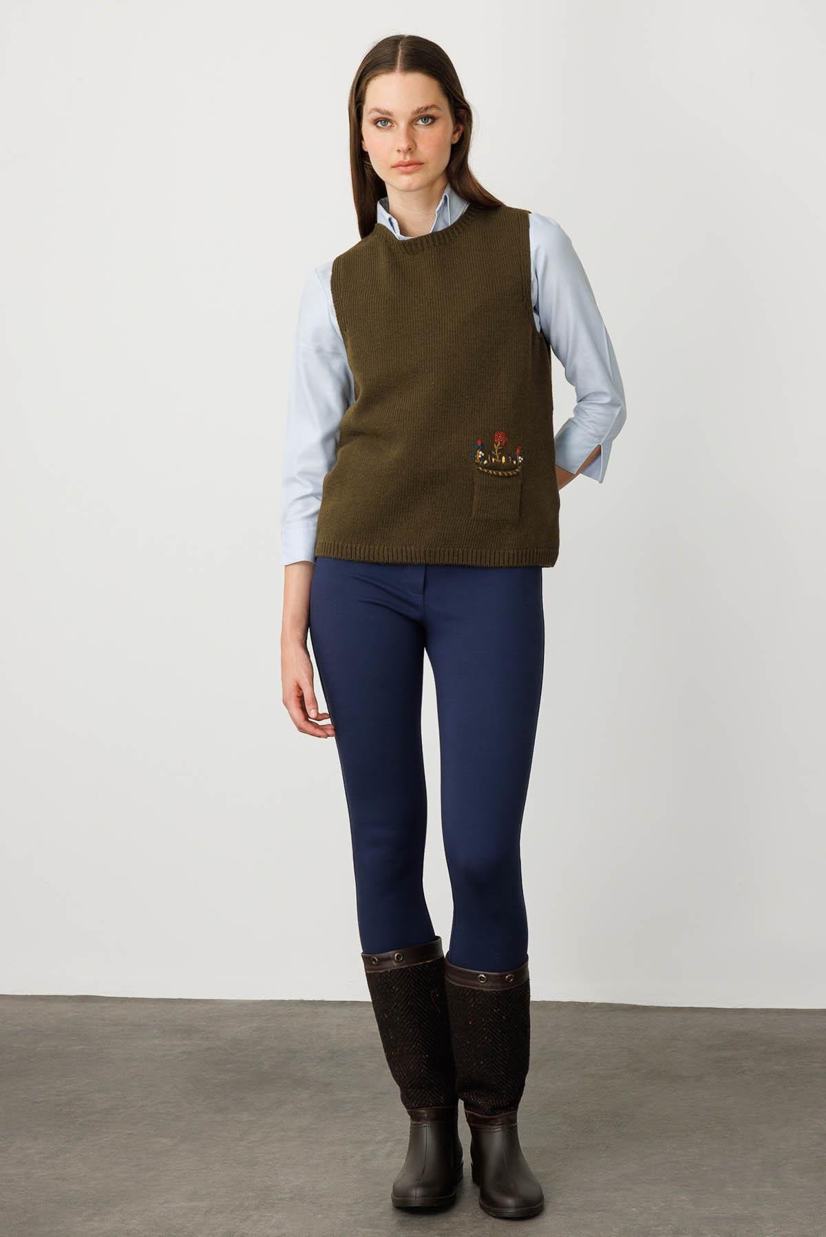 25180Kadın Sıfır Yaka Cep Üstü Çiçek Nakışlı Yün Süveter A.Yeşil