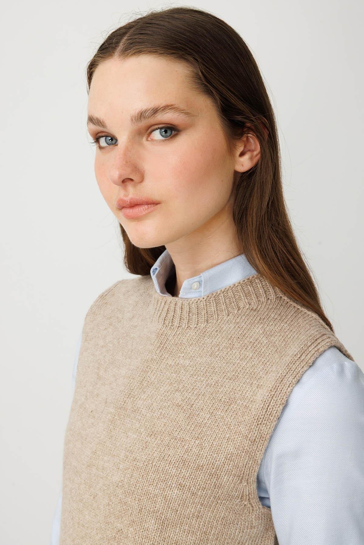 25180Kadın Sıfır Yaka Cep Üstü Çiçek Nakışlı Yün Süveter Vizon