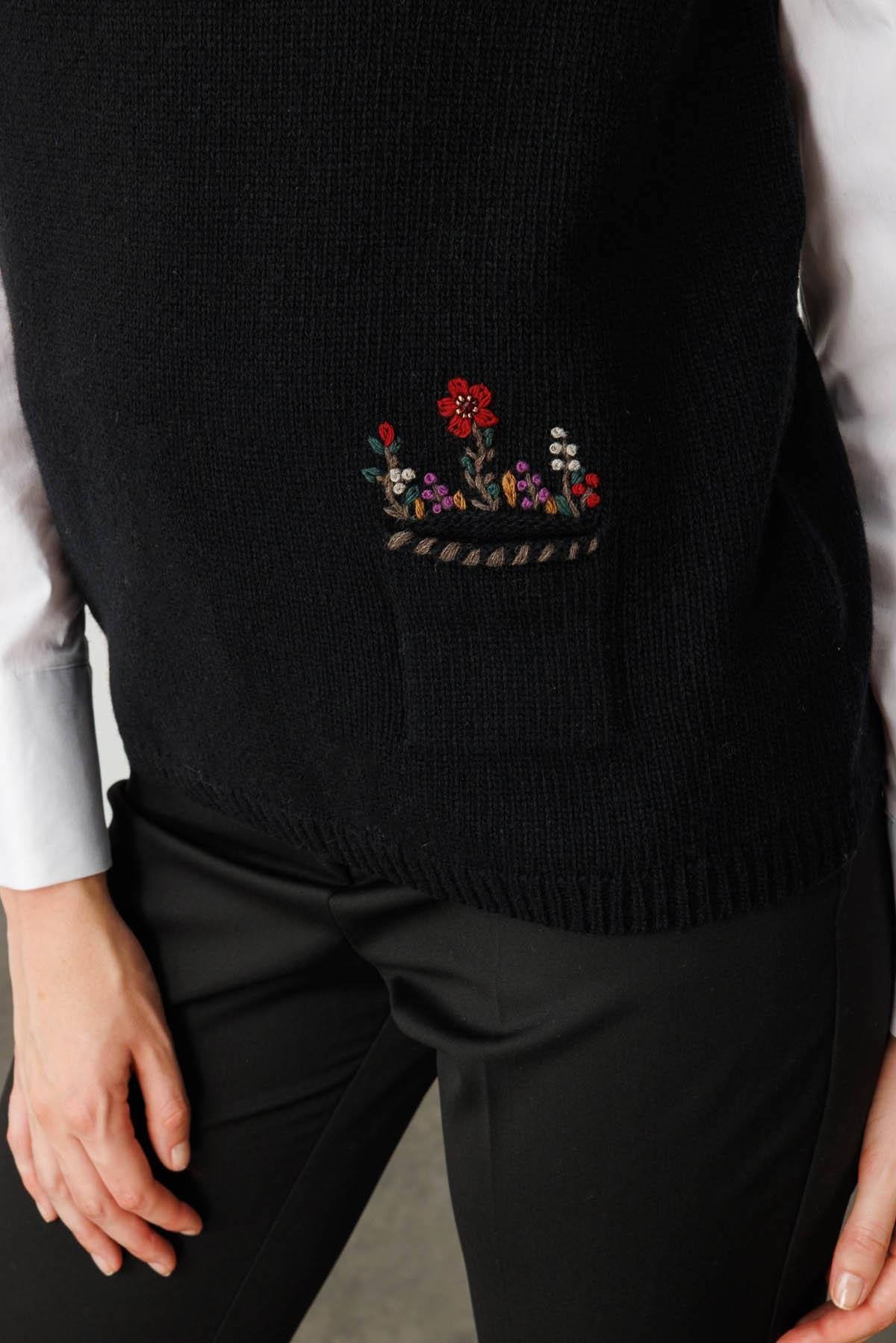 25180Kadın Sıfır Yaka Cep Üstü Çiçek Nakışlı Yün Süveter Siyah