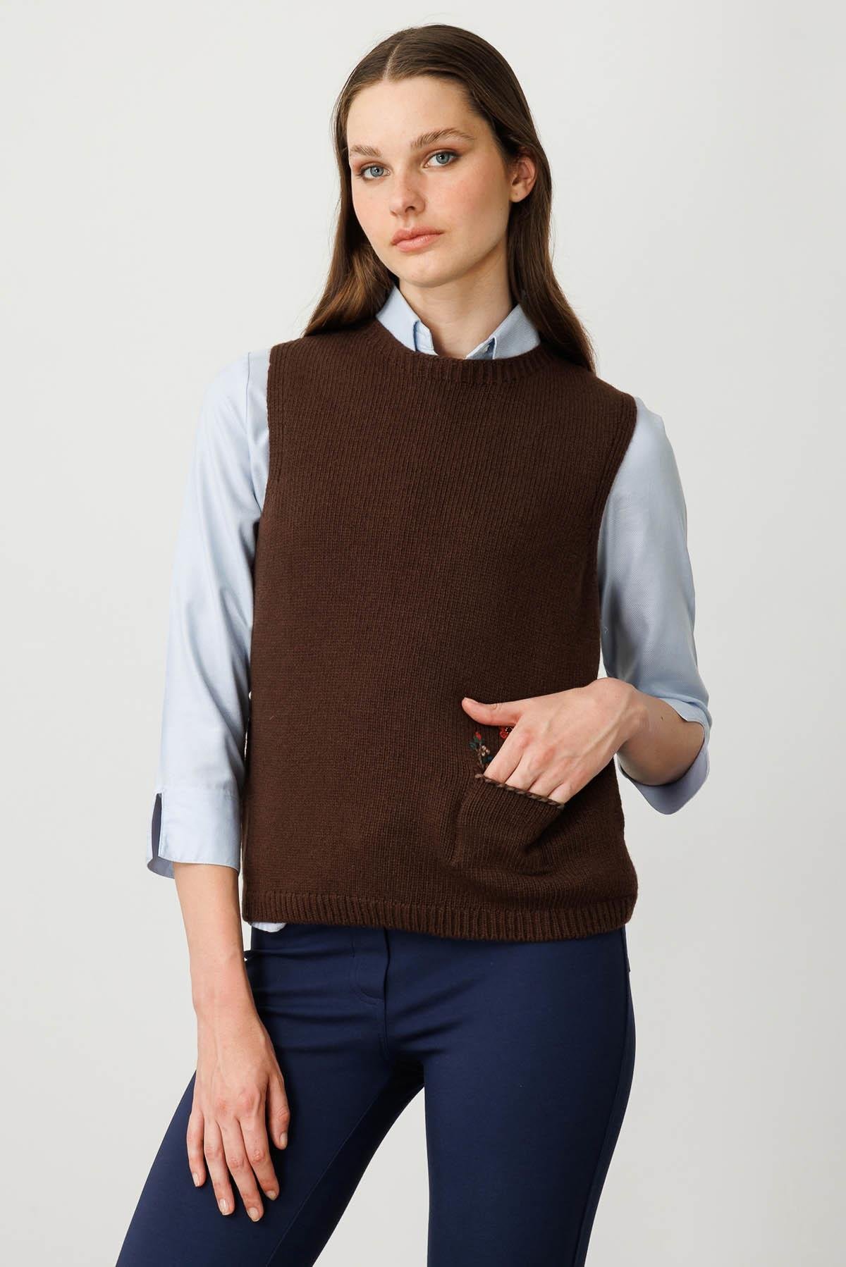 25180Kadın Sıfır Yaka Cep Üstü Çiçek Nakışlı Yün Süveter M.Kahve