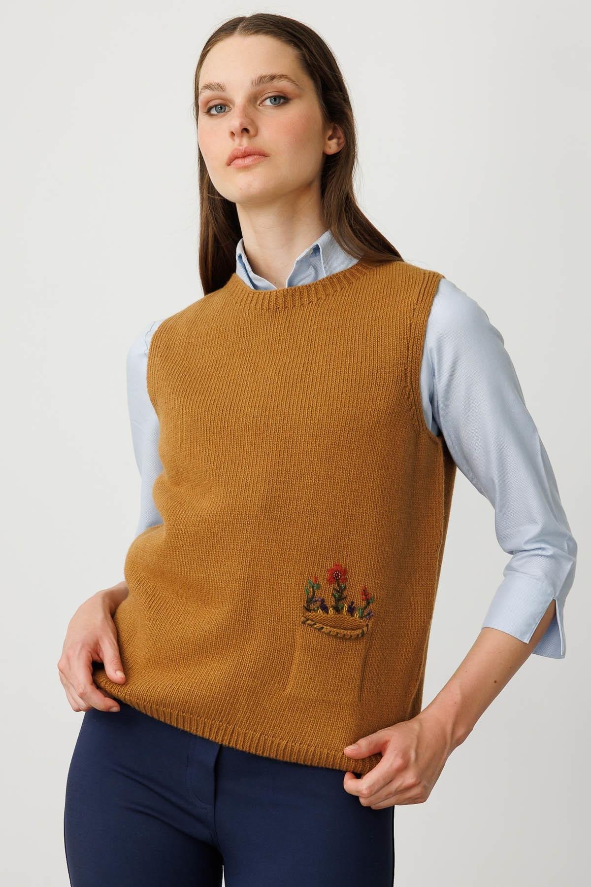 25180Kadın Sıfır Yaka Cep Üstü Çiçek Nakışlı Yün Süveter Taba