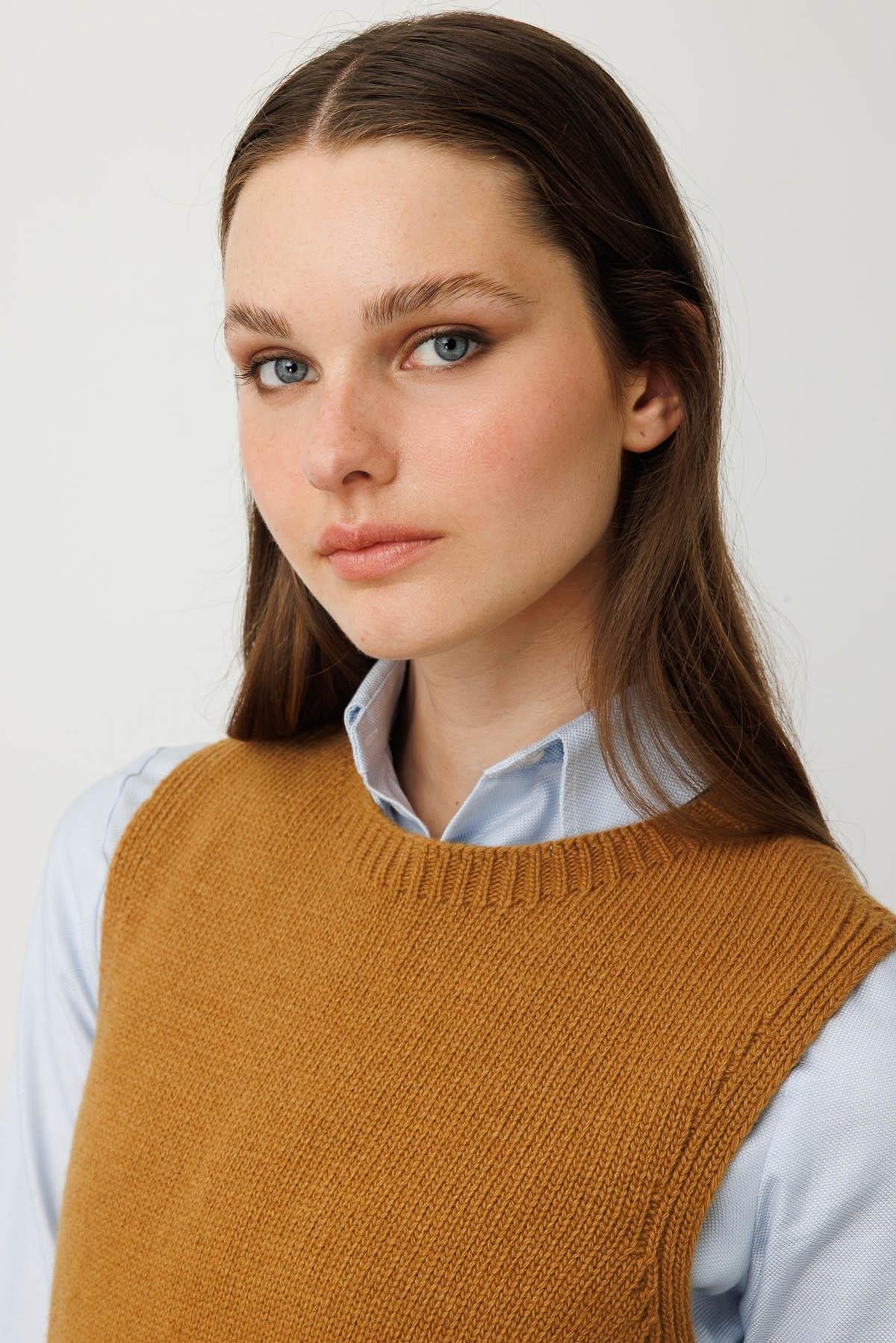 25180Kadın Sıfır Yaka Cep Üstü Çiçek Nakışlı Yün Süveter Taba