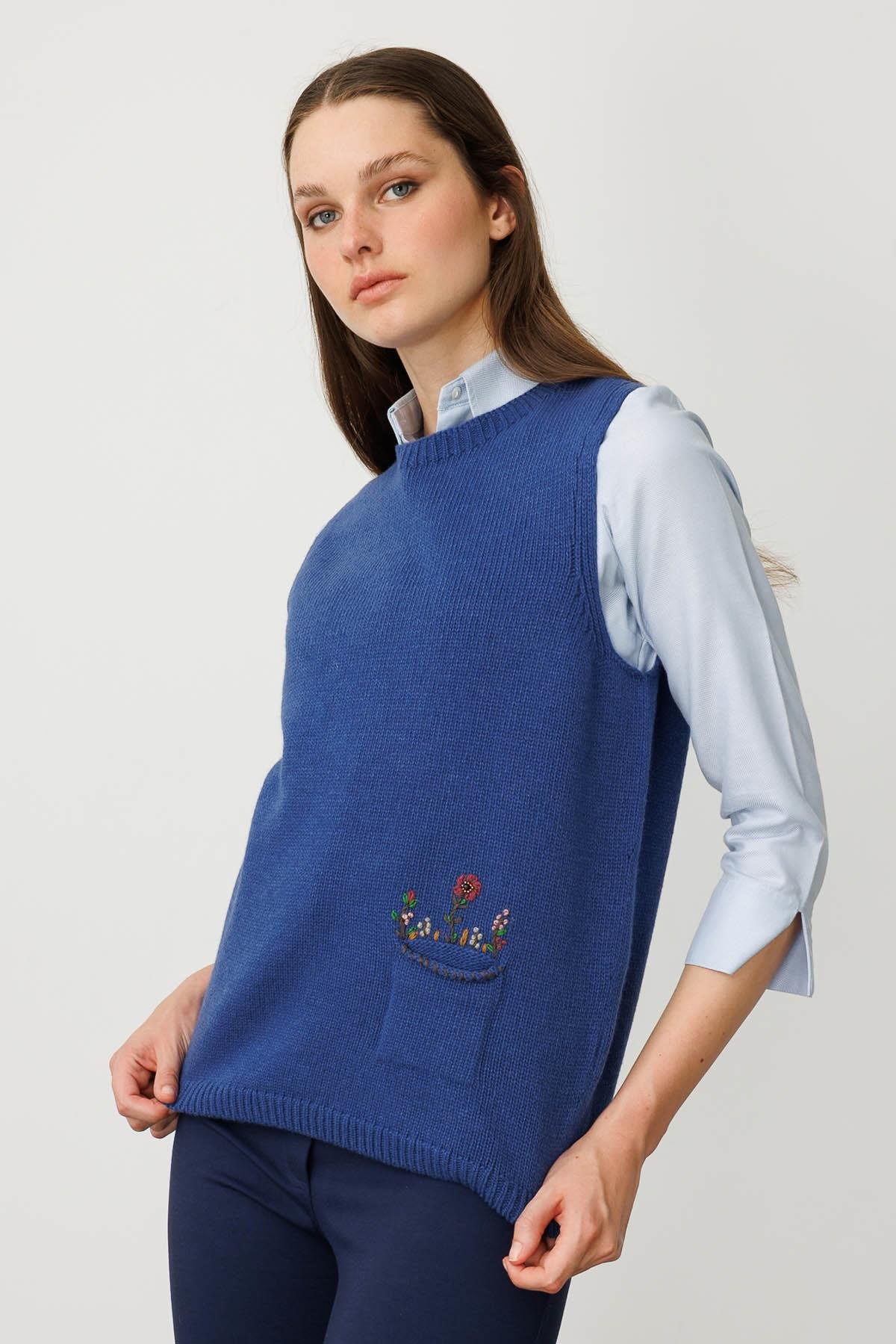 25180Kadın Sıfır Yaka Cep Üstü Çiçek Nakışlı Yün Süveter Mavi