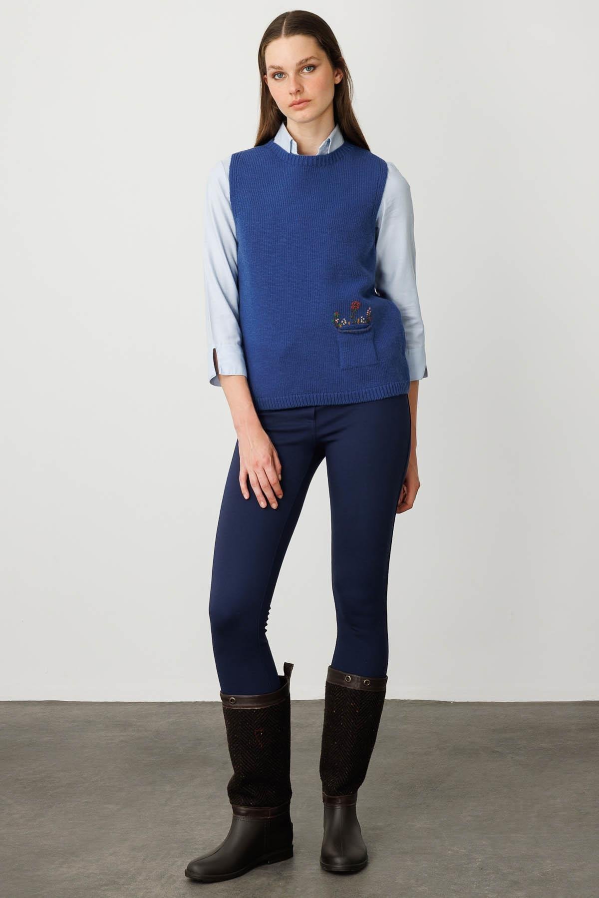 25180Kadın Sıfır Yaka Cep Üstü Çiçek Nakışlı Yün Süveter Mavi