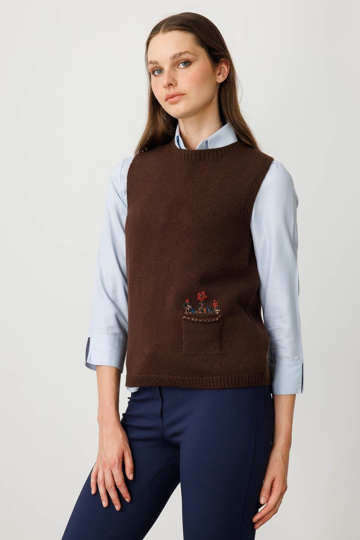 25180Kadın Sıfır Yaka Cep Üstü Çiçek Nakışlı Yün Süveter M.Kahve