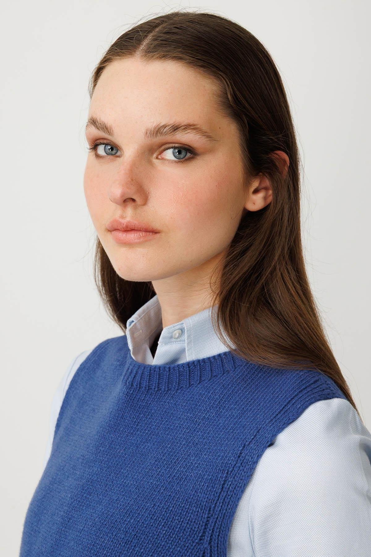 25180Kadın Sıfır Yaka Cep Üstü Çiçek Nakışlı Yün Süveter Mavi