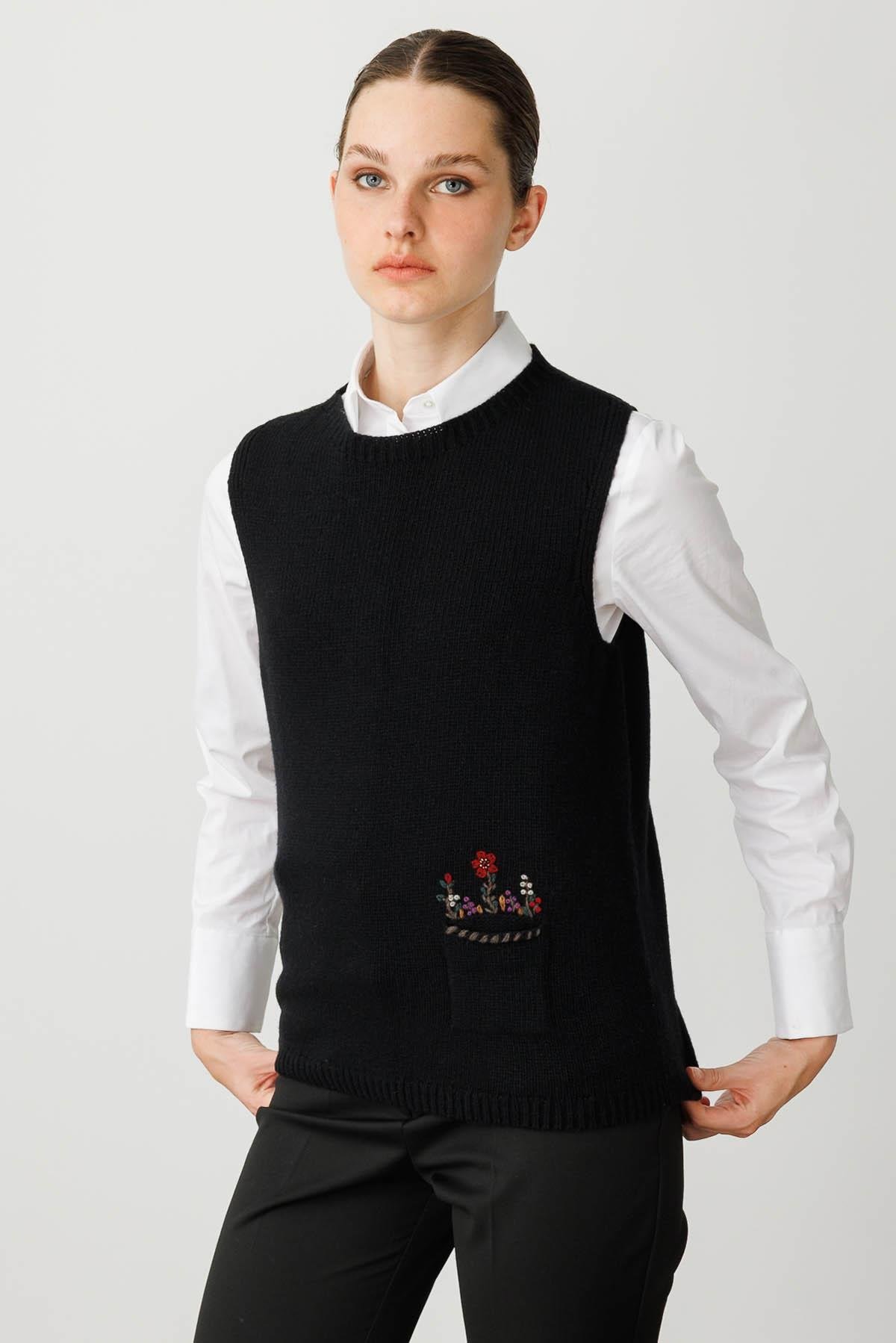 25180Kadın Sıfır Yaka Cep Üstü Çiçek Nakışlı Yün Süveter Siyah