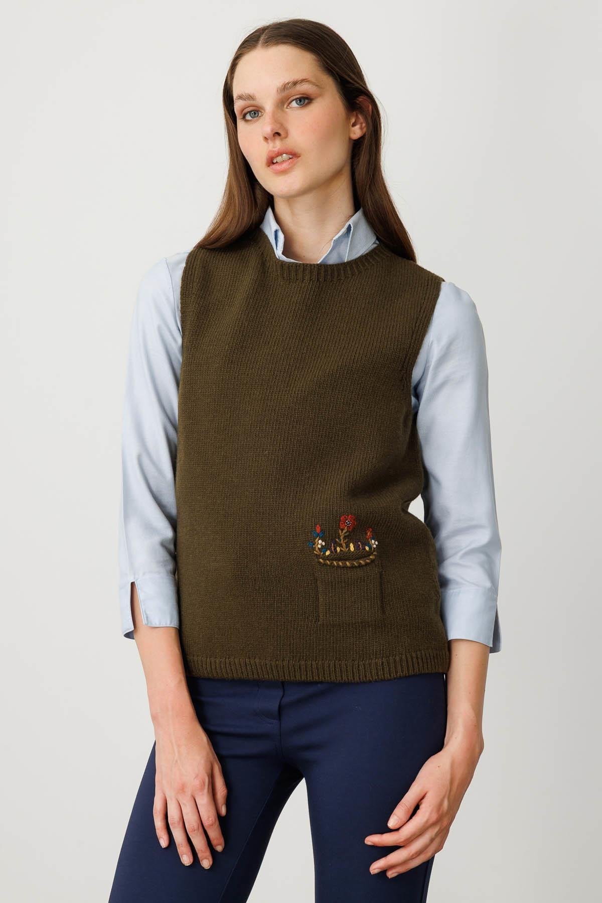 25180Kadın Sıfır Yaka Cep Üstü Çiçek Nakışlı Yün Süveter A.Yeşil