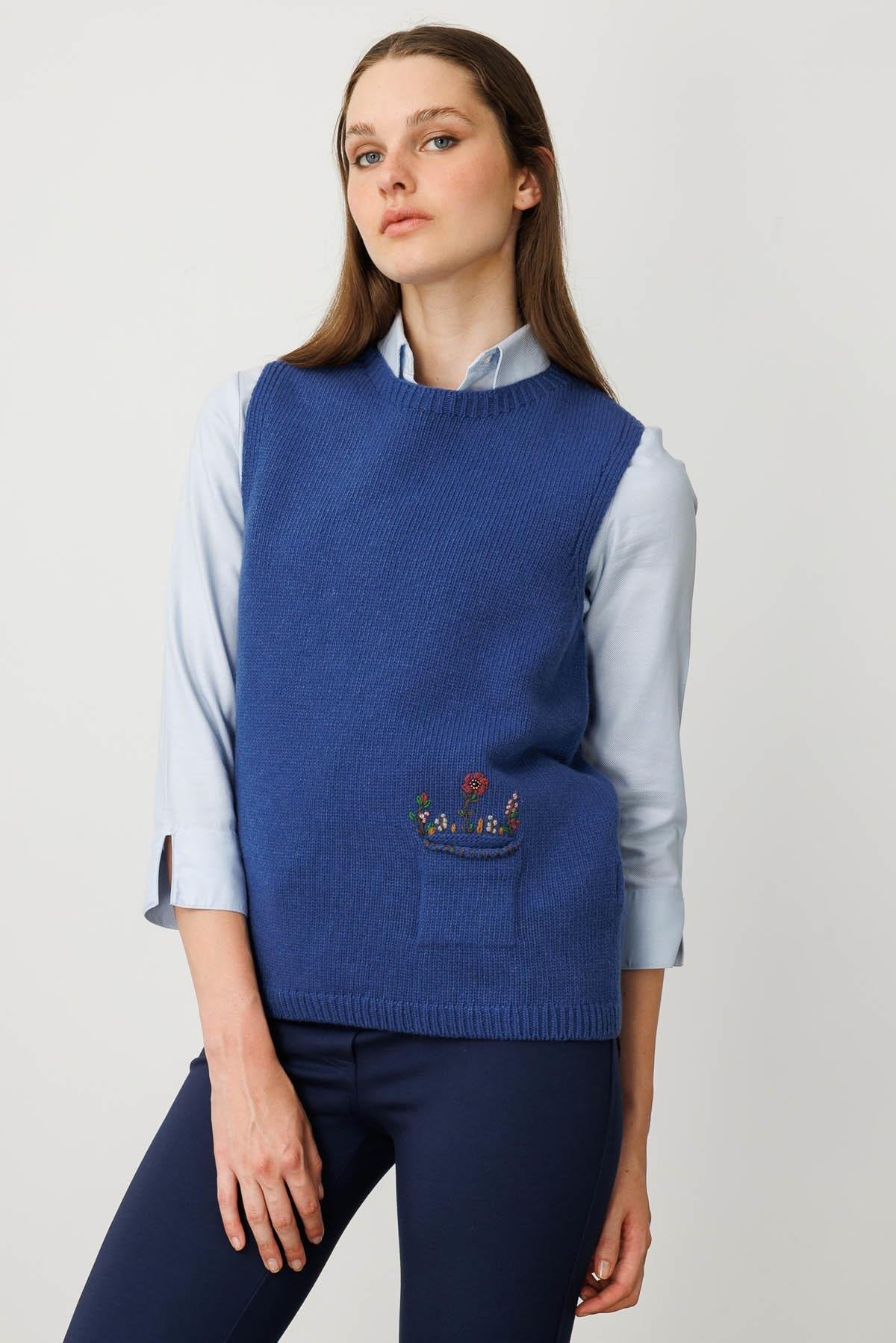25180Kadın Sıfır Yaka Cep Üstü Çiçek Nakışlı Yün Süveter Mavi