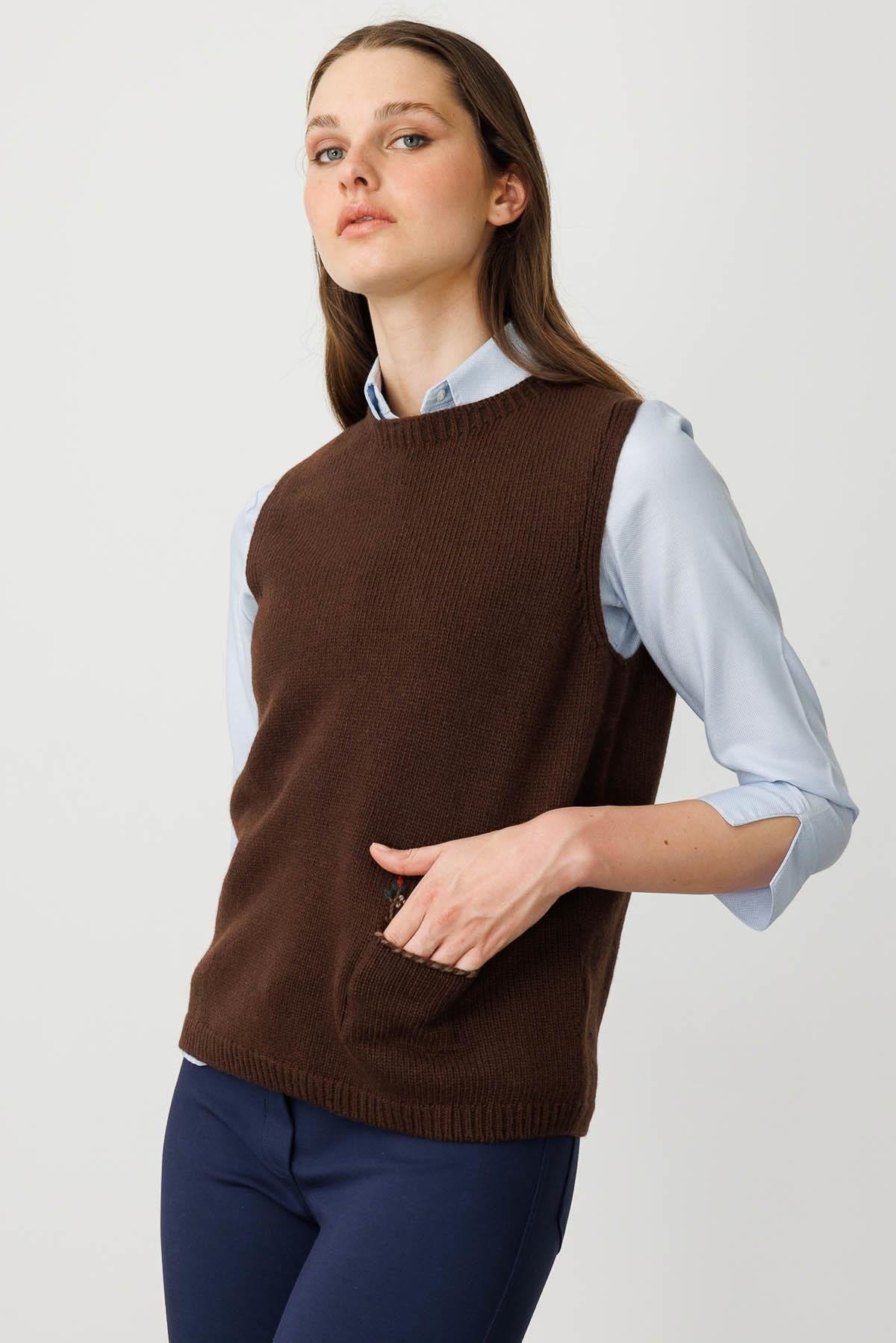 25180Kadın Sıfır Yaka Cep Üstü Çiçek Nakışlı Yün Süveter M.Kahve