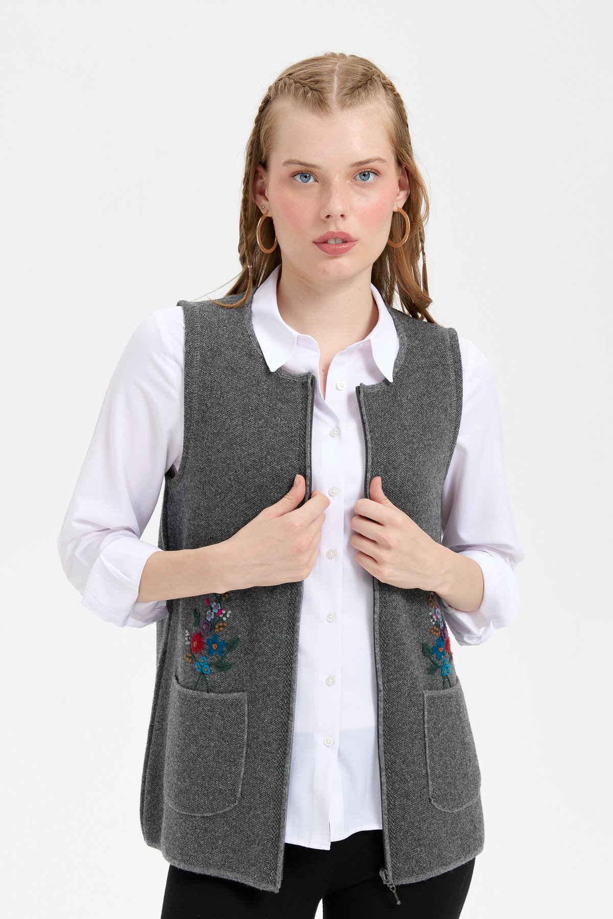 24000Kadın Sıfır Yaka Cep Üstü İşlemeli Kısa Yün Yelek Füme