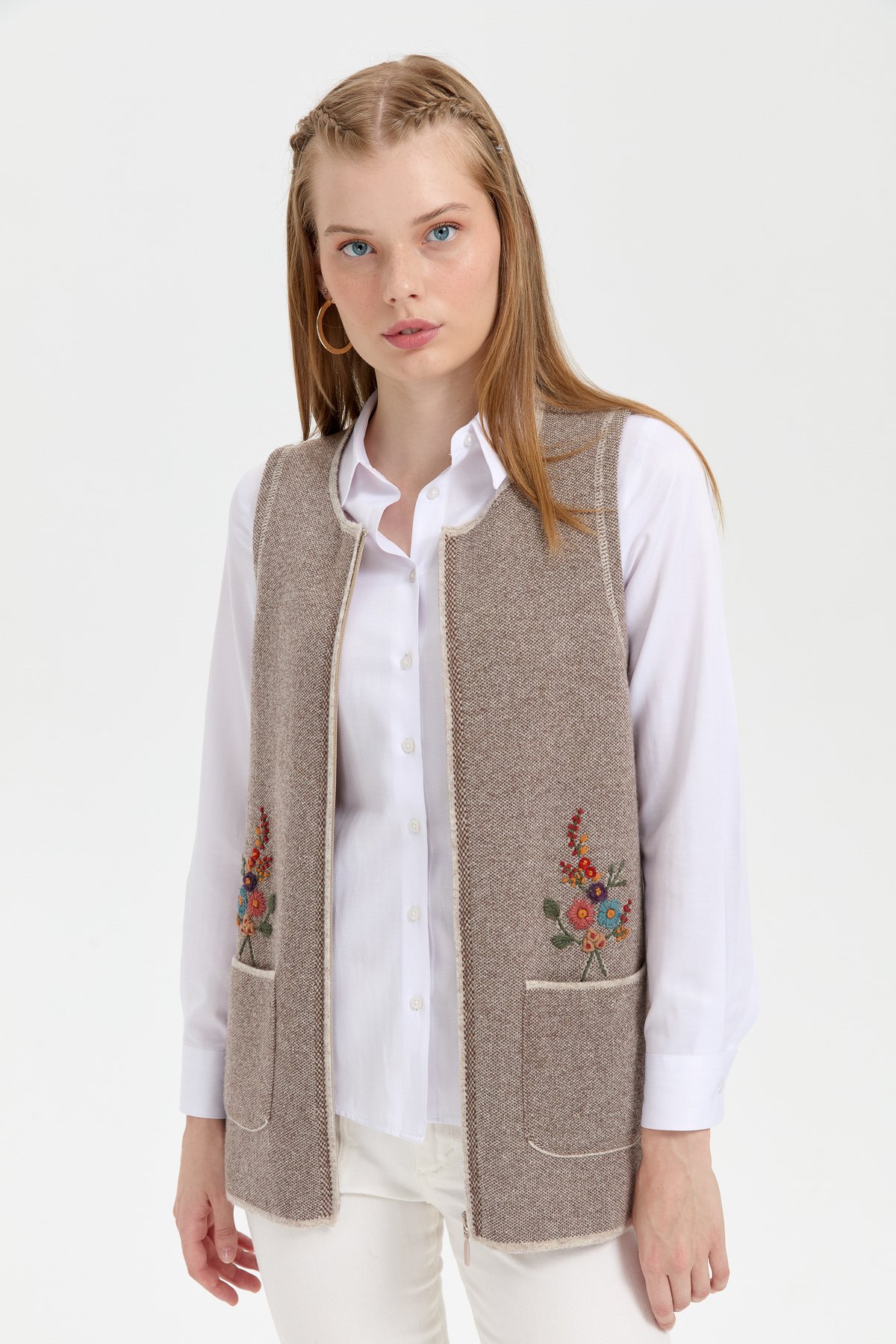 24000Kadın Sıfır Yaka Cep Üstü İşlemeli Kısa Yün Yelek V.Bej