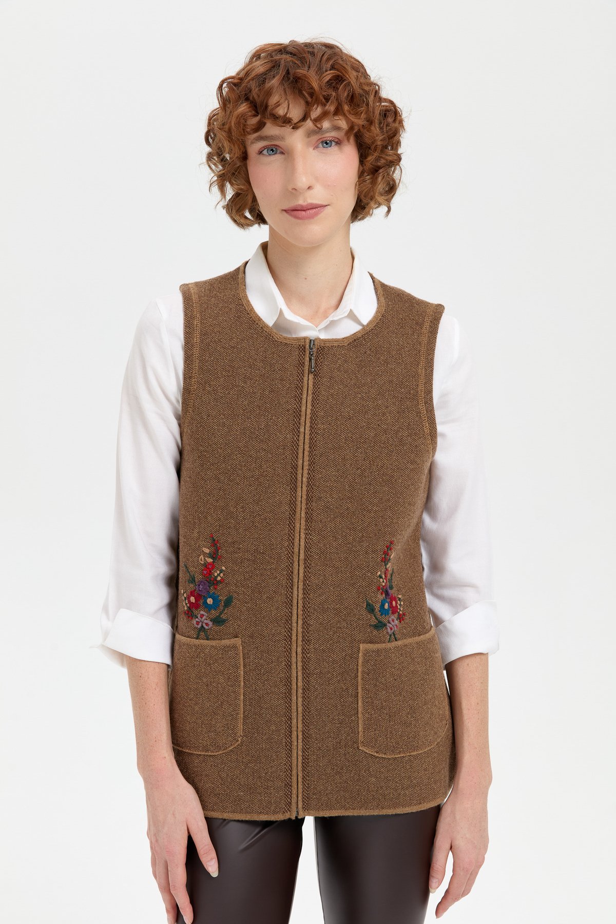 24000Kadın Sıfır Yaka Cep Üstü İşlemeli Kısa Yün Yelek V.Camel