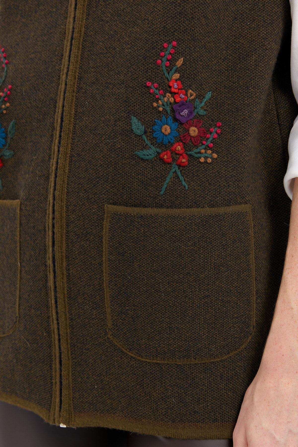 24000Kadın Sıfır Yaka Cep Üstü İşlemeli Kısa Yün Yelek A.Yeşil