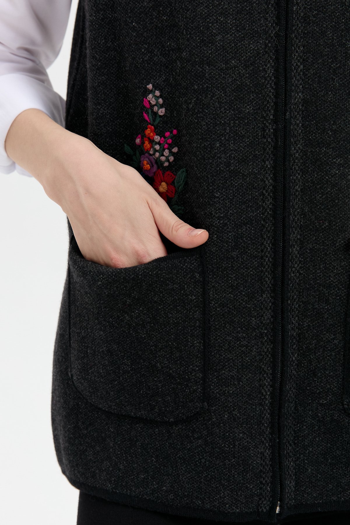 24000Kadın Sıfır Yaka Cep Üstü İşlemeli Kısa Yün Yelek Siyah