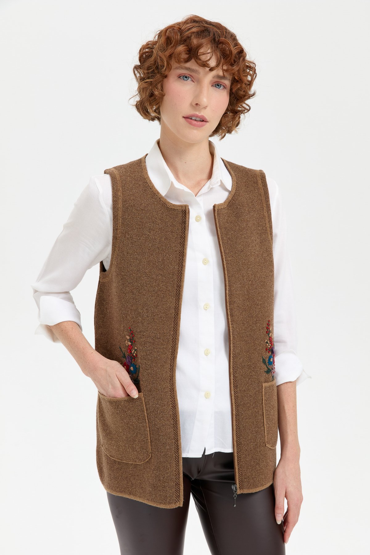 24000Kadın Sıfır Yaka Cep Üstü İşlemeli Kısa Yün Yelek V.Camel