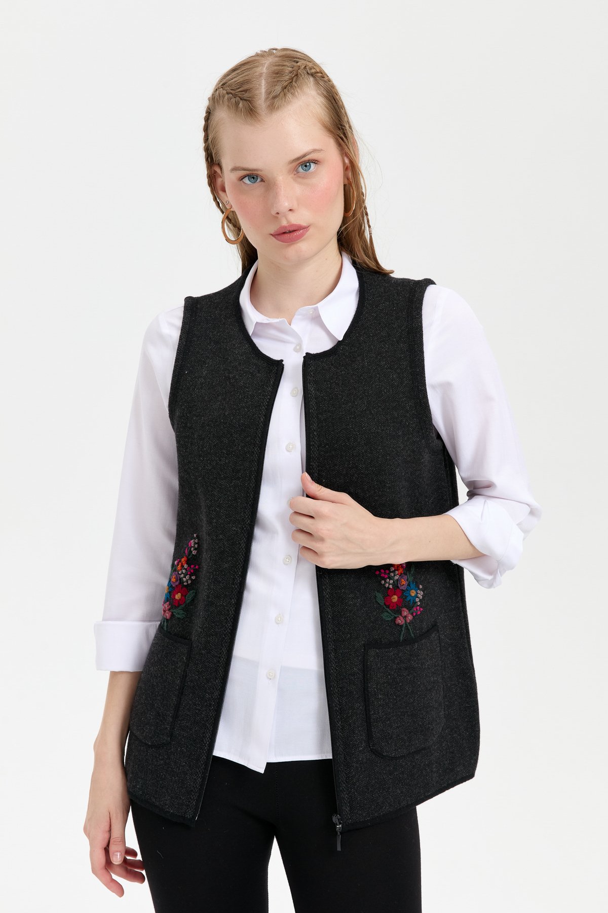 24000Kadın Sıfır Yaka Cep Üstü İşlemeli Kısa Yün Yelek Siyah
