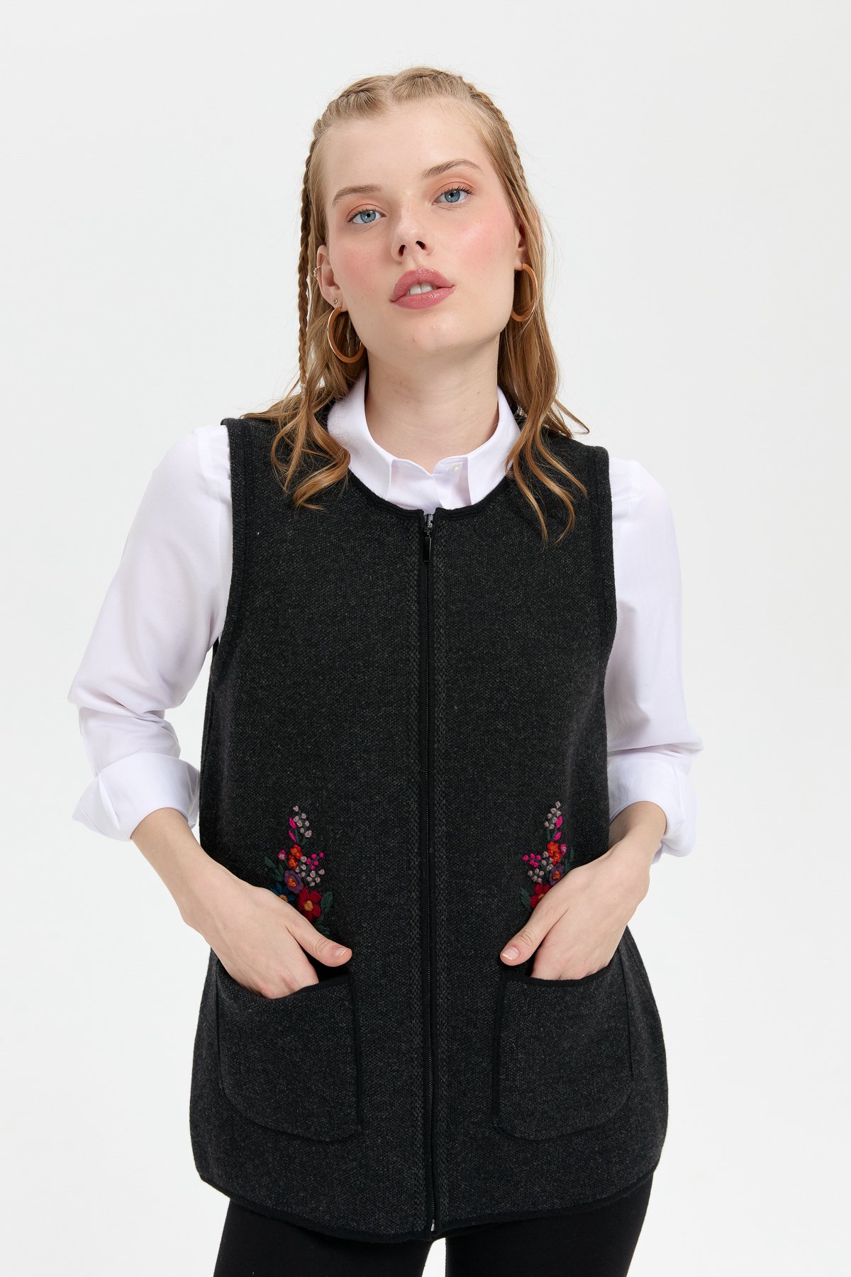 24000Kadın Sıfır Yaka Cep Üstü İşlemeli Kısa Yün Yelek Siyah