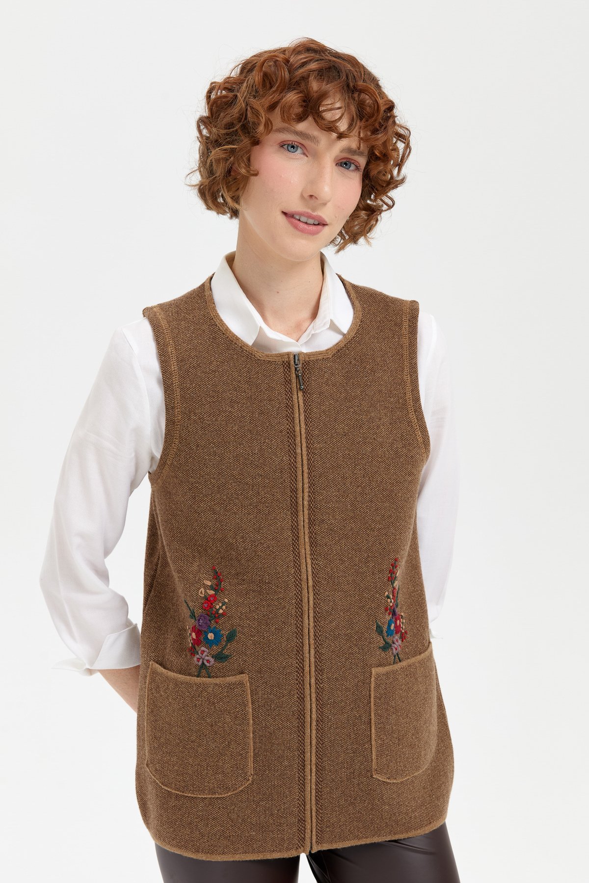 24000Kadın Sıfır Yaka Cep Üstü İşlemeli Kısa Yün Yelek V.Camel