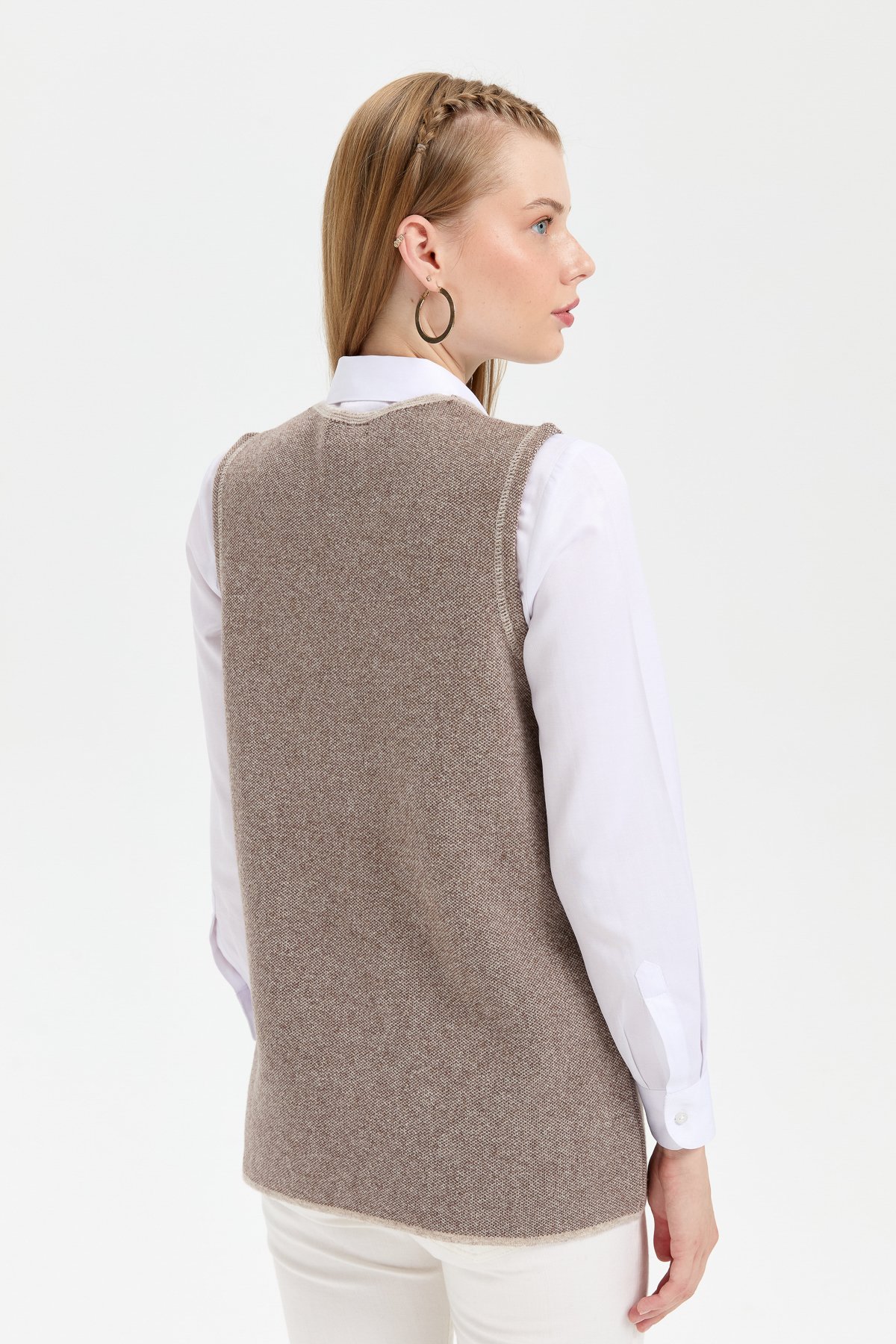 24000Kadın Sıfır Yaka Cep Üstü İşlemeli Kısa Yün Yelek V.Bej