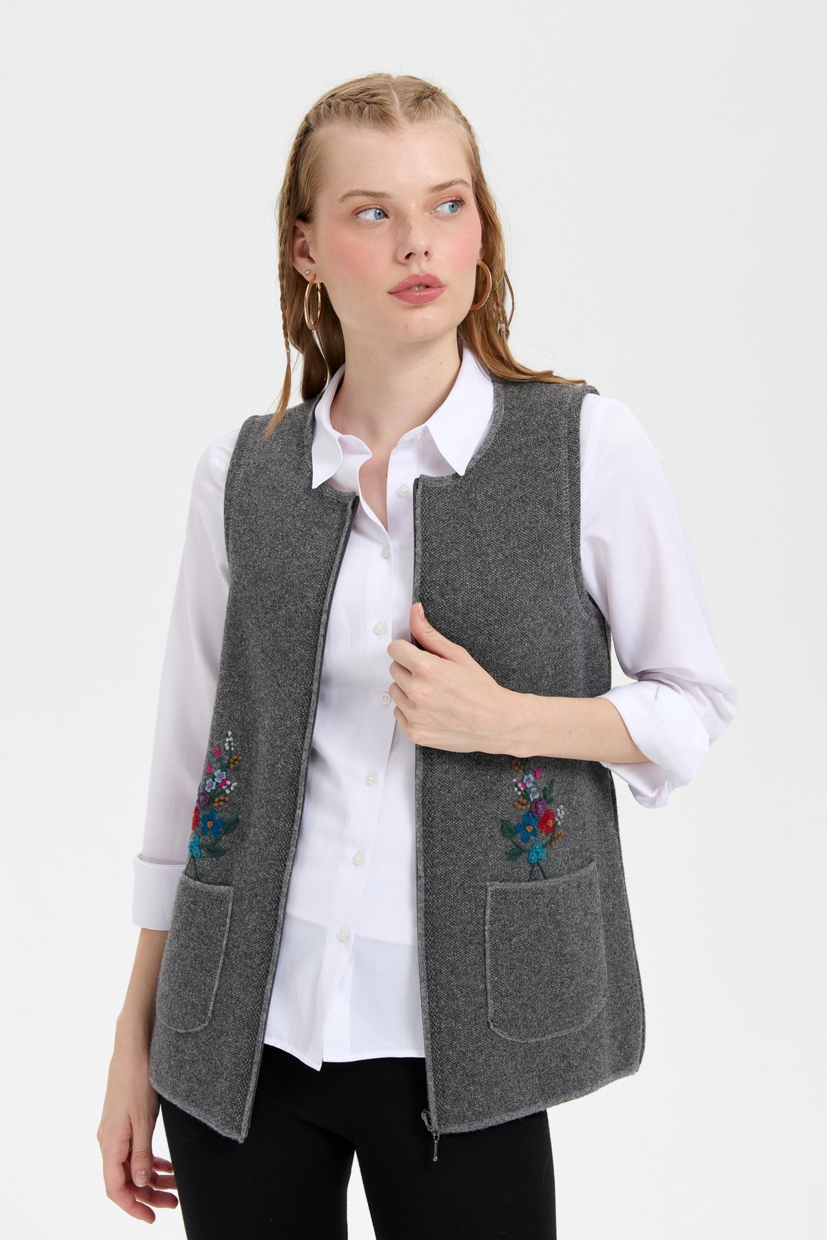 24000Kadın Sıfır Yaka Cep Üstü İşlemeli Kısa Yün Yelek Füme