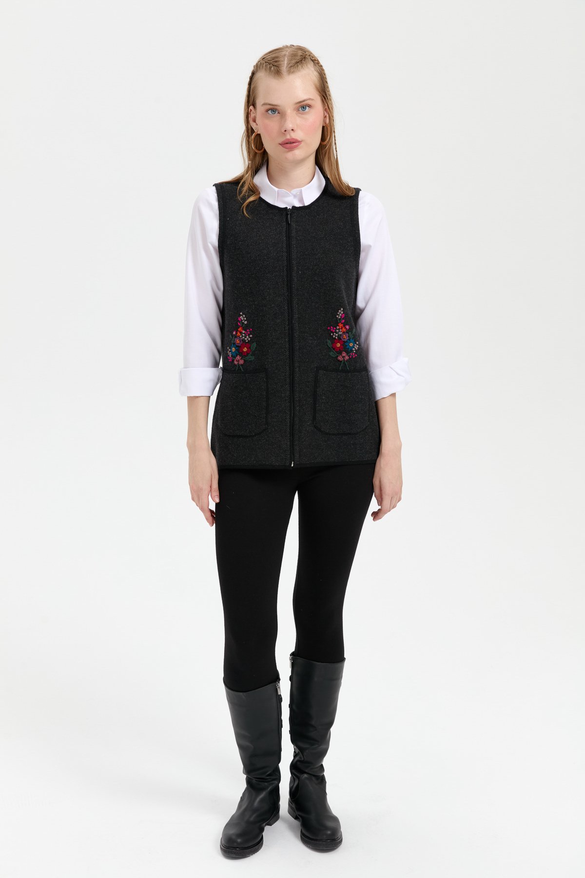 24000Kadın Sıfır Yaka Cep Üstü İşlemeli Kısa Yün Yelek Siyah