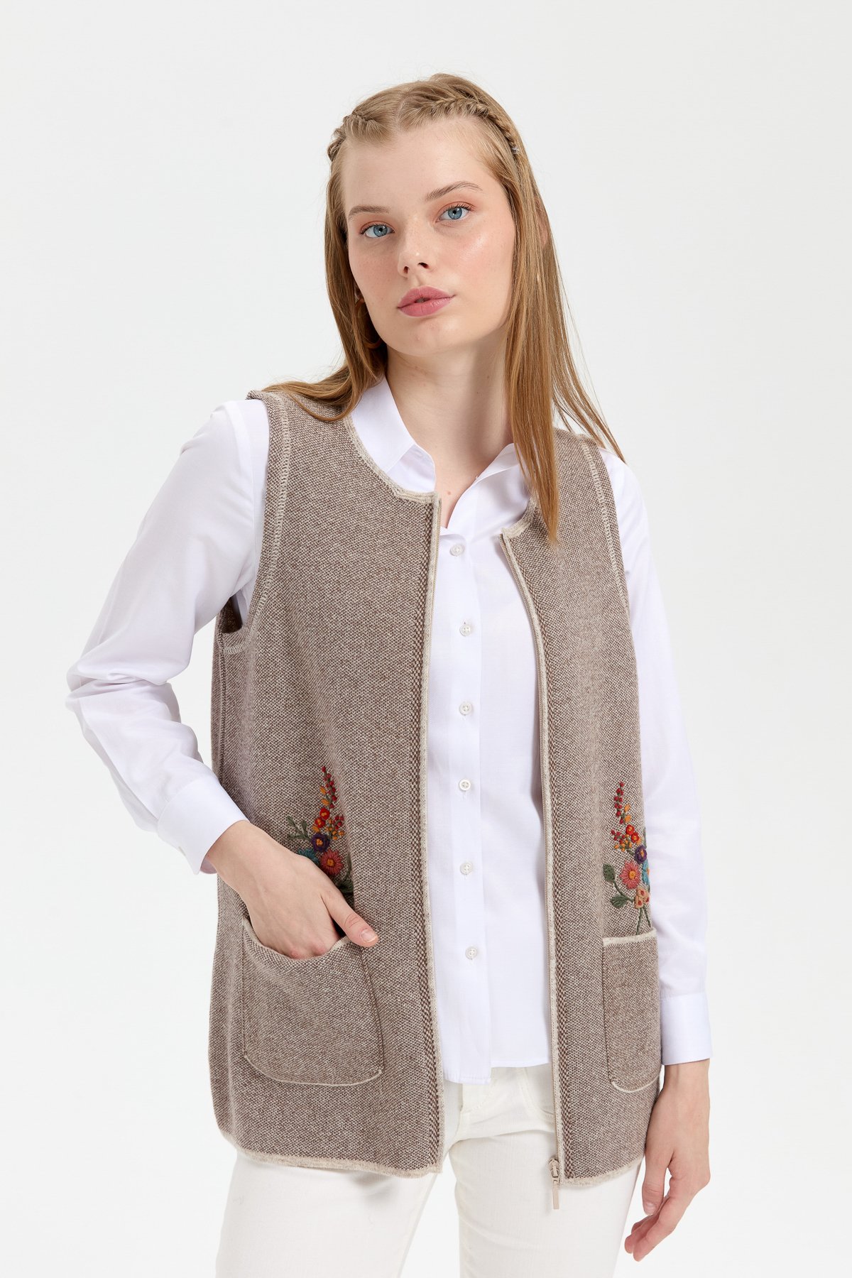 24000Kadın Sıfır Yaka Cep Üstü İşlemeli Kısa Yün Yelek V.Bej