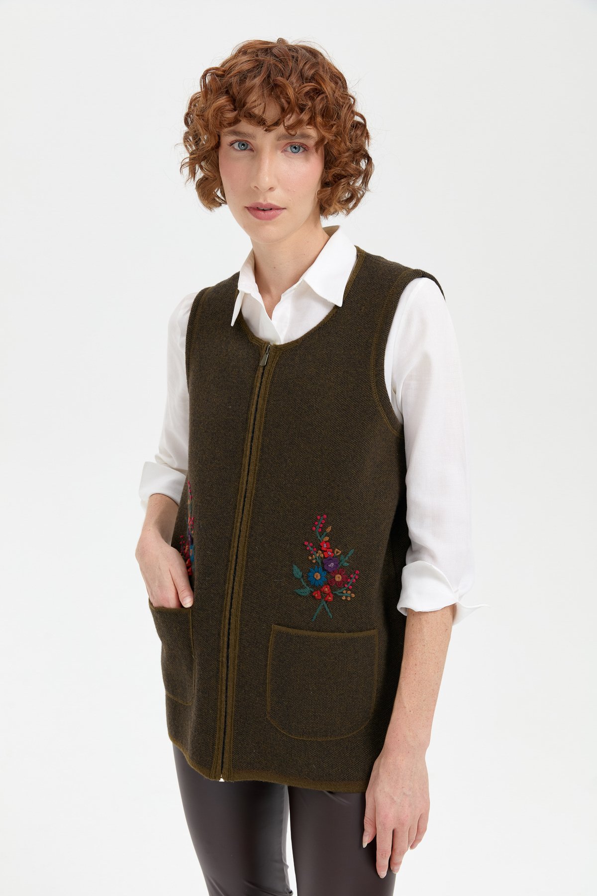 24000Kadın Sıfır Yaka Cep Üstü İşlemeli Kısa Yün Yelek A.Yeşil