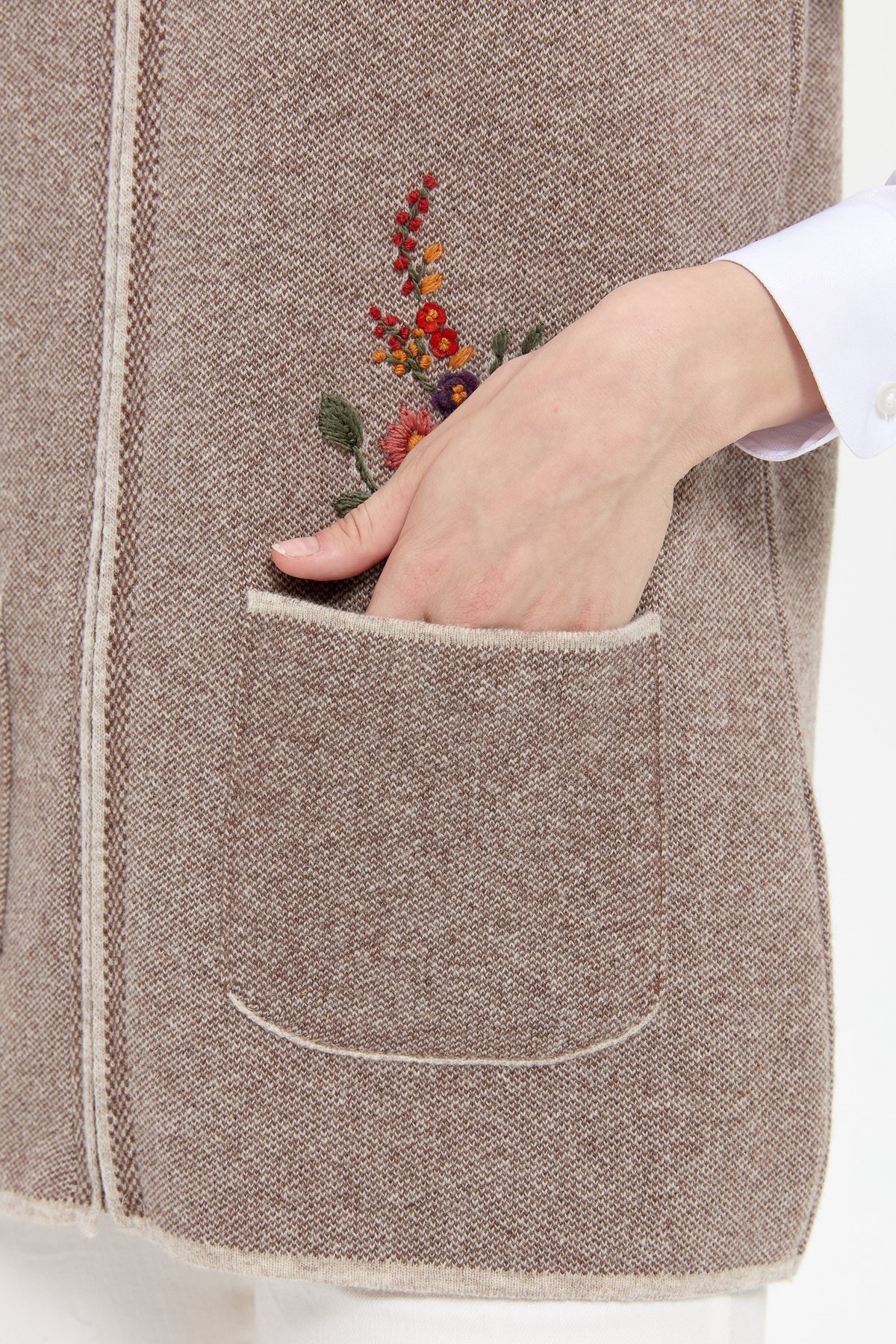 24000Kadın Sıfır Yaka Cep Üstü İşlemeli Kısa Yün Yelek V.Bej