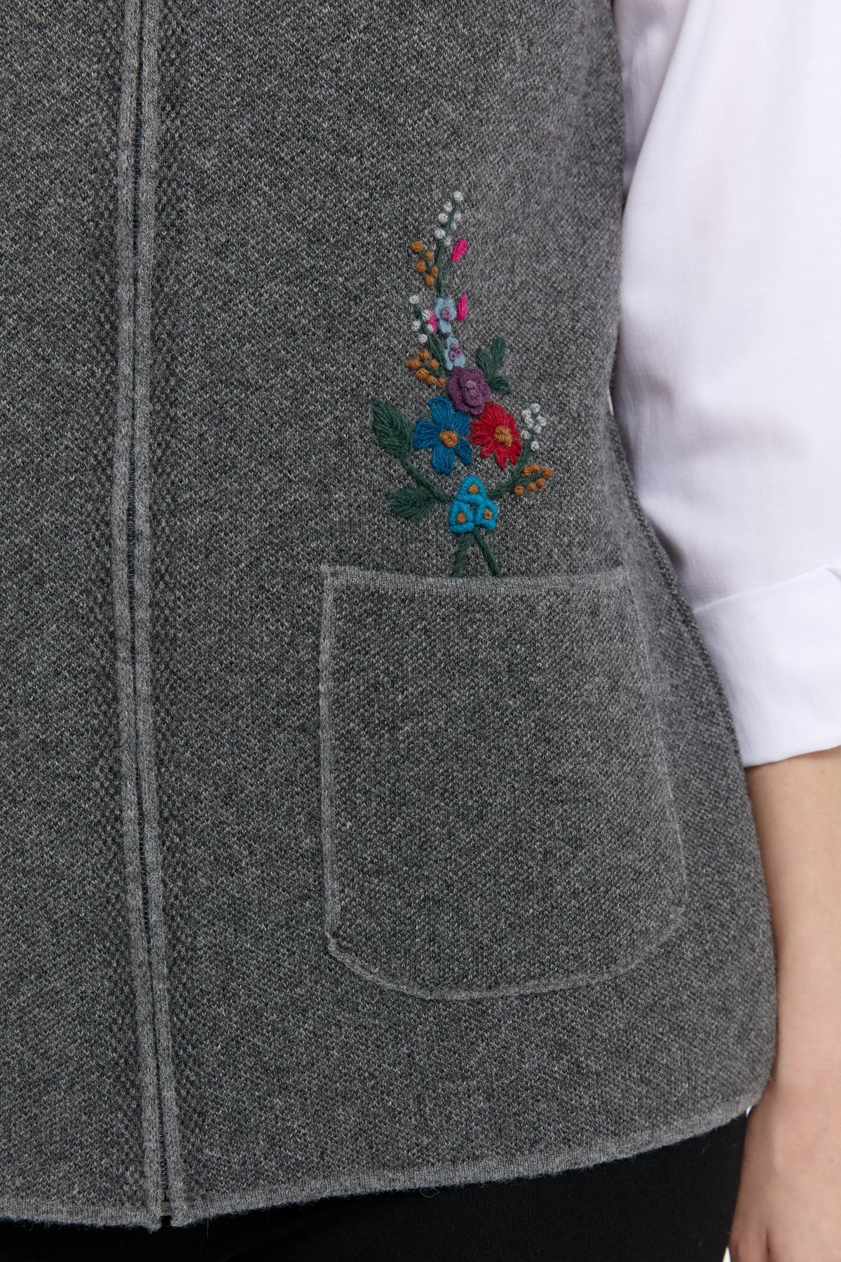 24000Kadın Sıfır Yaka Cep Üstü İşlemeli Kısa Yün Yelek Füme