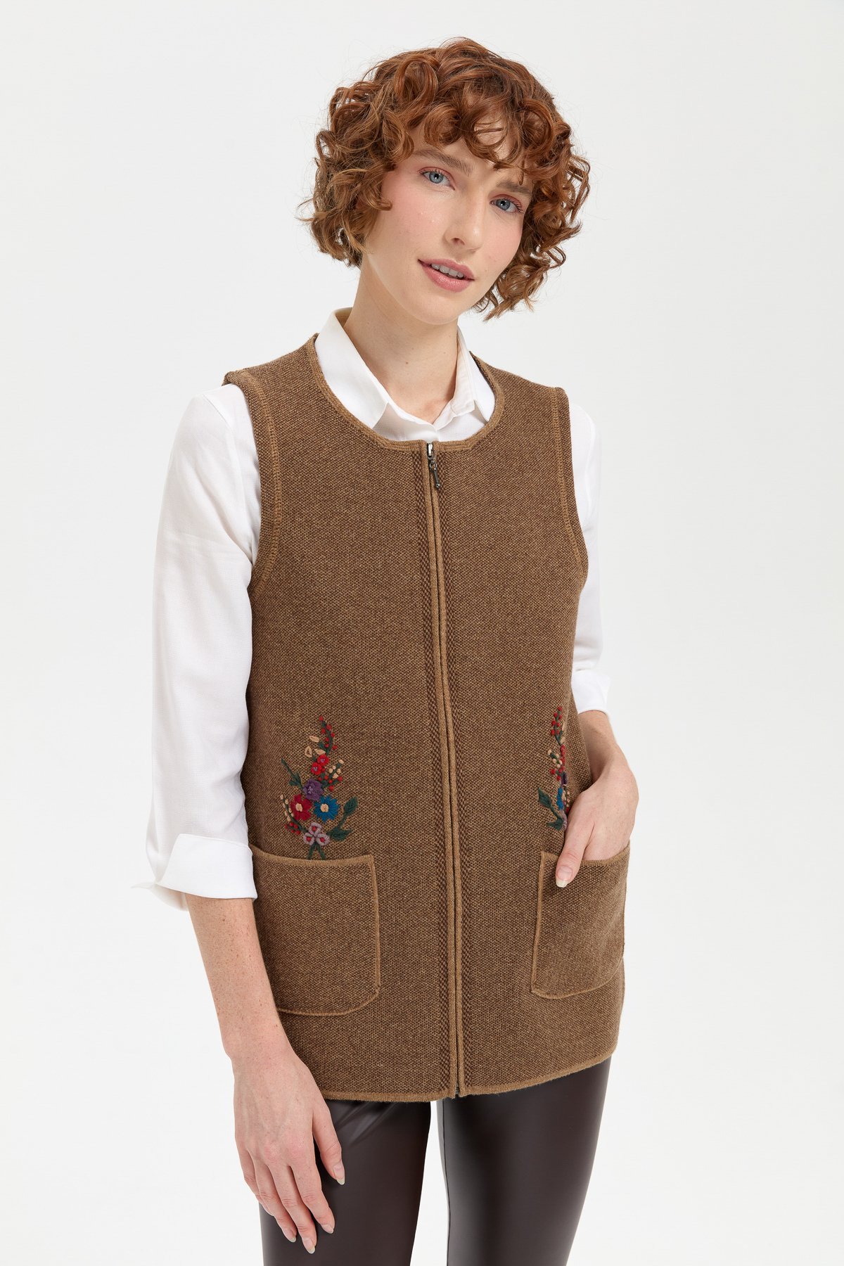 24000Kadın Sıfır Yaka Cep Üstü İşlemeli Kısa Yün Yelek V.Camel