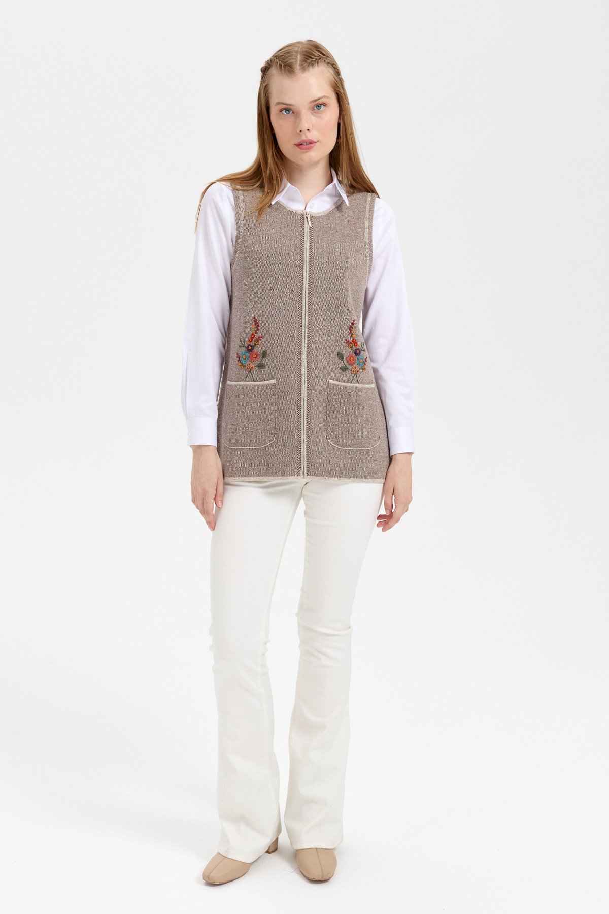 24000Kadın Sıfır Yaka Cep Üstü İşlemeli Kısa Yün Yelek V.Bej