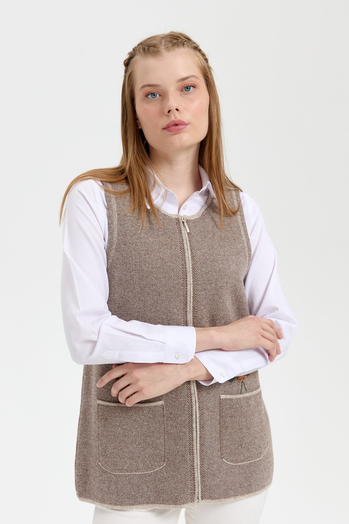 24000Kadın Sıfır Yaka Cep Üstü İşlemeli Kısa Yün Yelek V.Bej