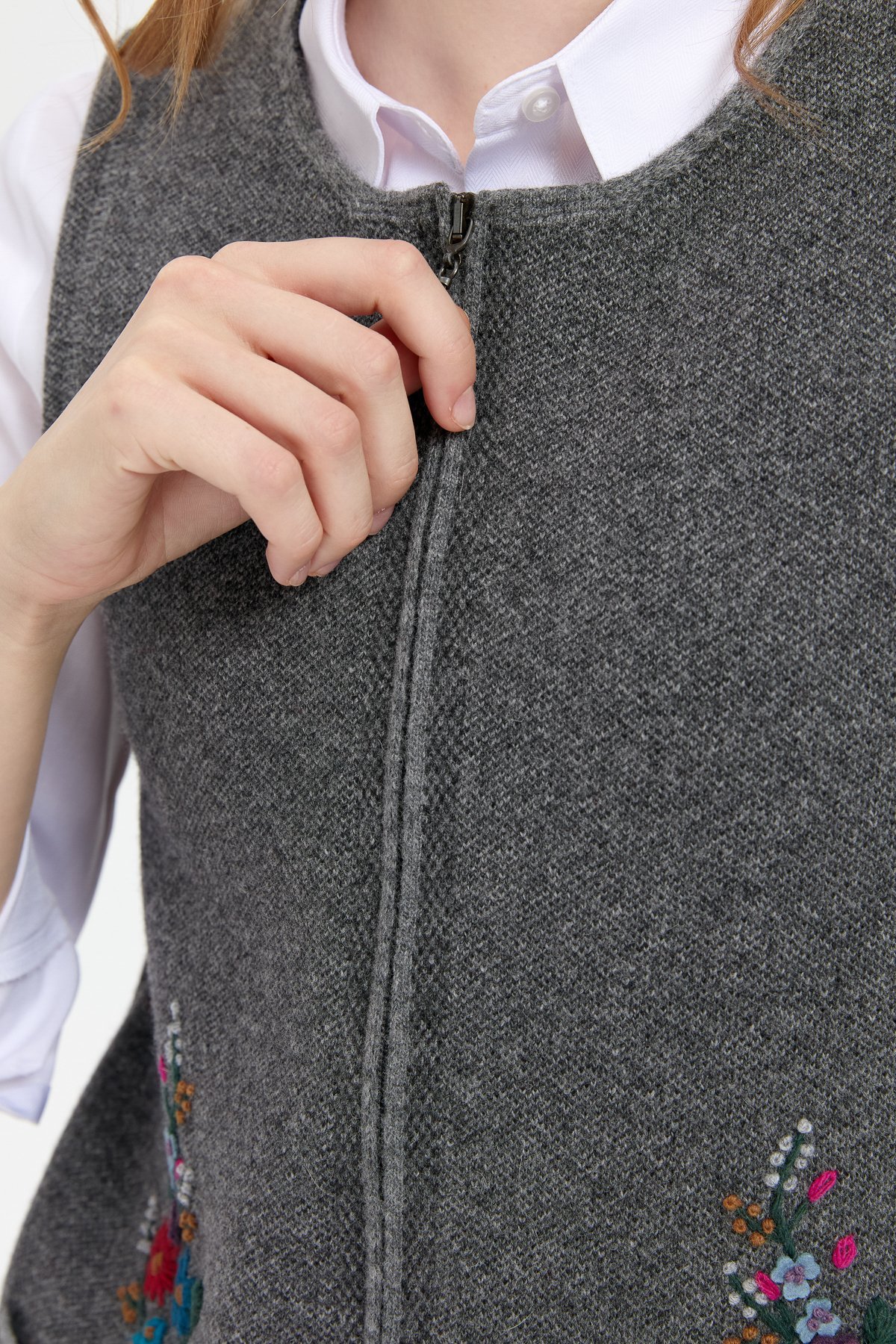 24000Kadın Sıfır Yaka Cep Üstü İşlemeli Kısa Yün Yelek Füme