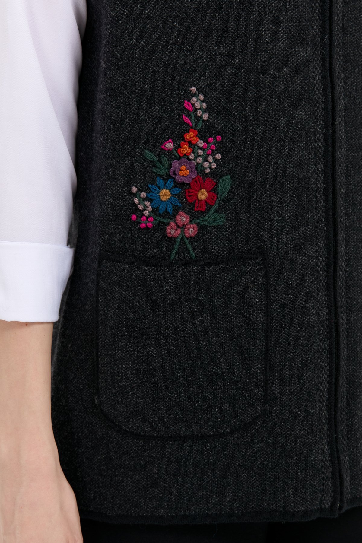 24000Kadın Sıfır Yaka Cep Üstü İşlemeli Kısa Yün Yelek Siyah