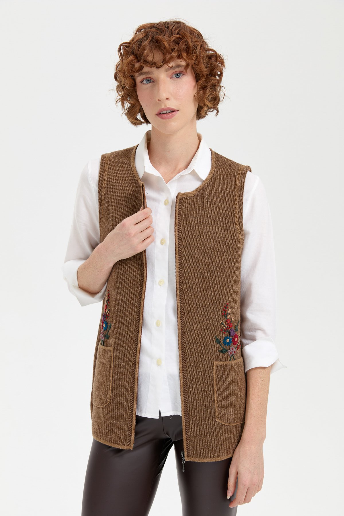 24000Kadın Sıfır Yaka Cep Üstü İşlemeli Kısa Yün Yelek V.Camel