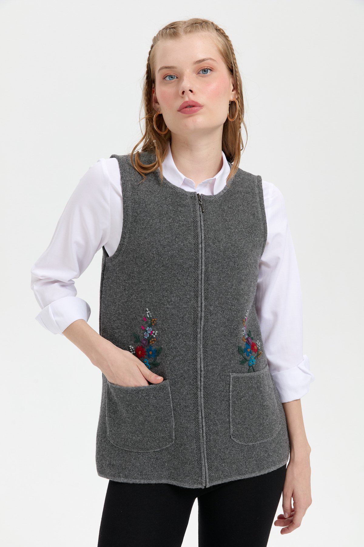 24000Kadın Sıfır Yaka Cep Üstü İşlemeli Kısa Yün Yelek Füme