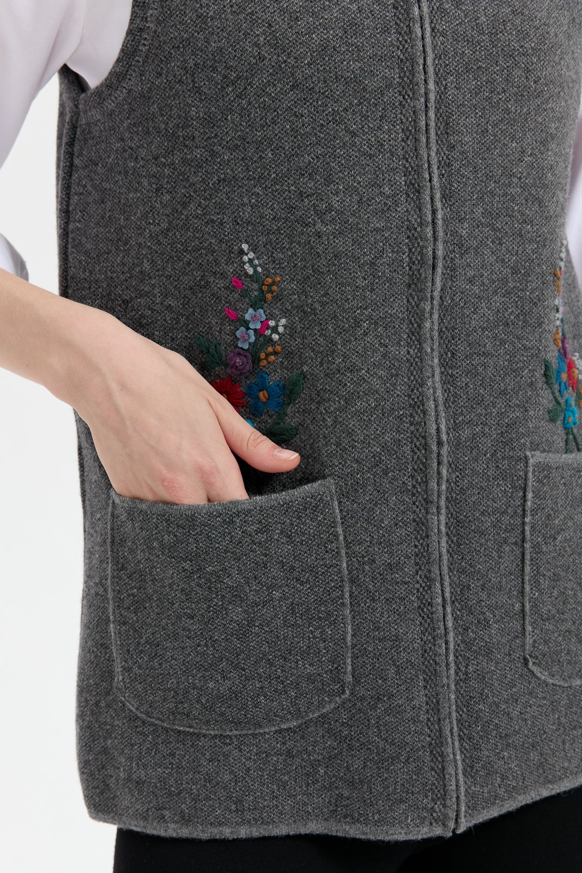 24000Kadın Sıfır Yaka Cep Üstü İşlemeli Kısa Yün Yelek Füme