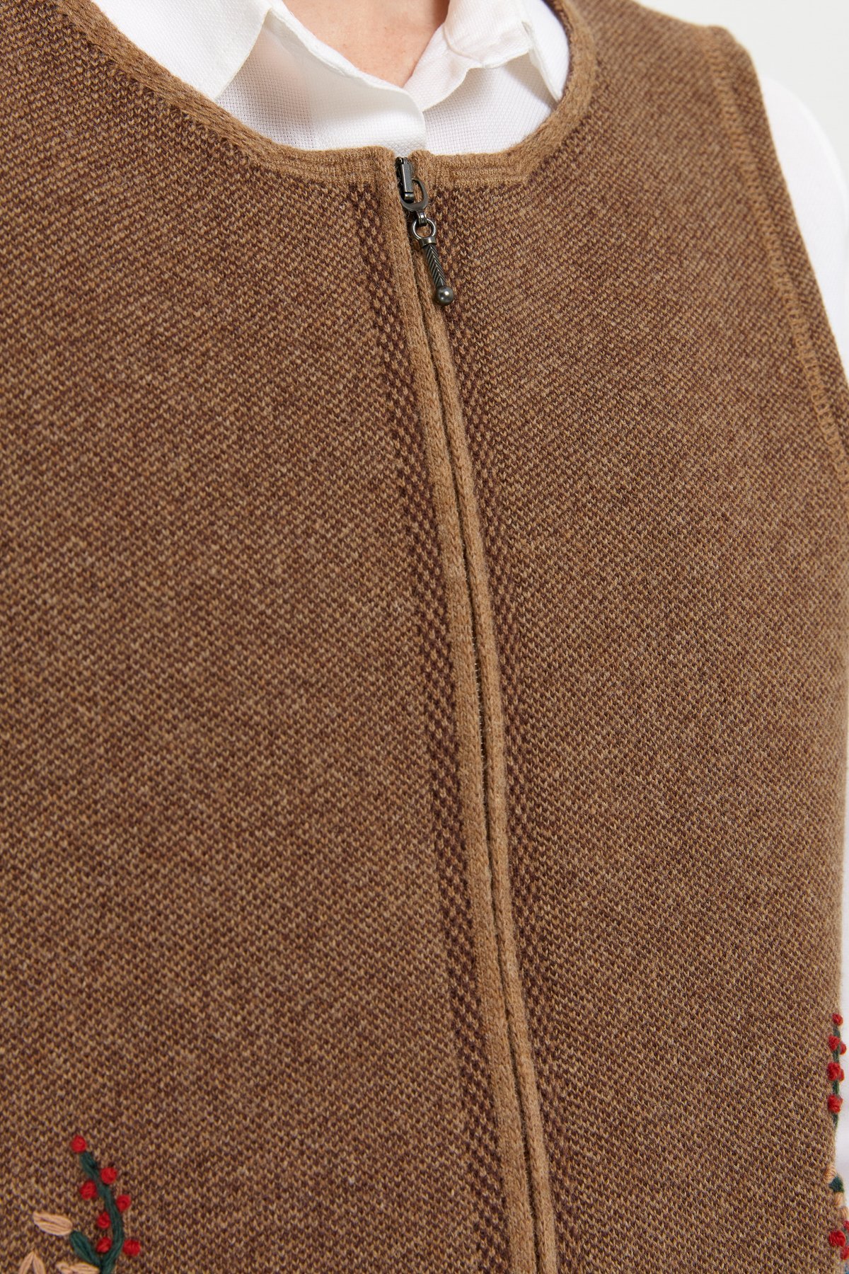 24000Kadın Sıfır Yaka Cep Üstü İşlemeli Kısa Yün Yelek V.Camel